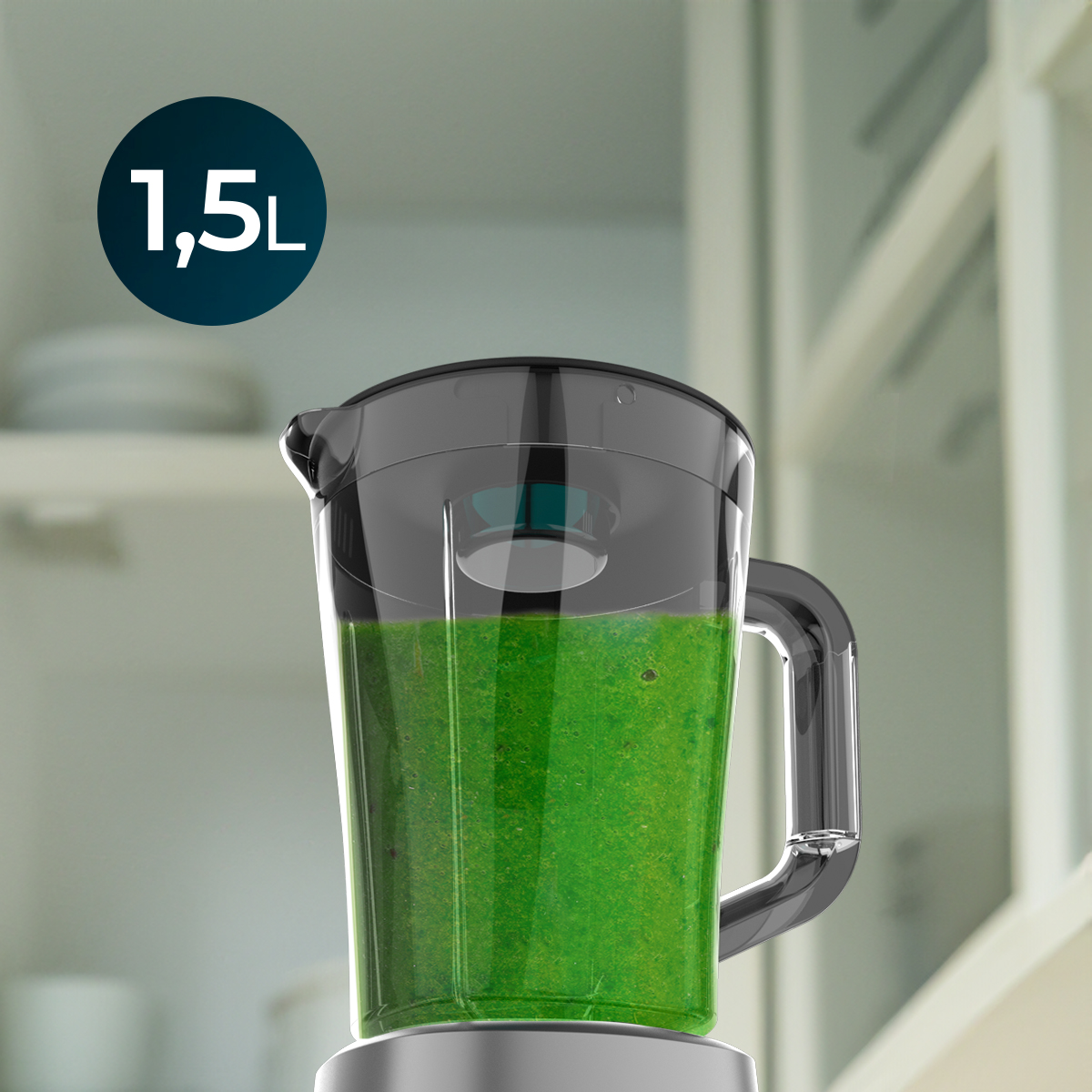 Ein Mixbecher mit einem grünen Smoothie und einem 1,5L-Kapazitätssymbol in der oberen linken Ecke vor verschwommenem Küchenhintergrund.
