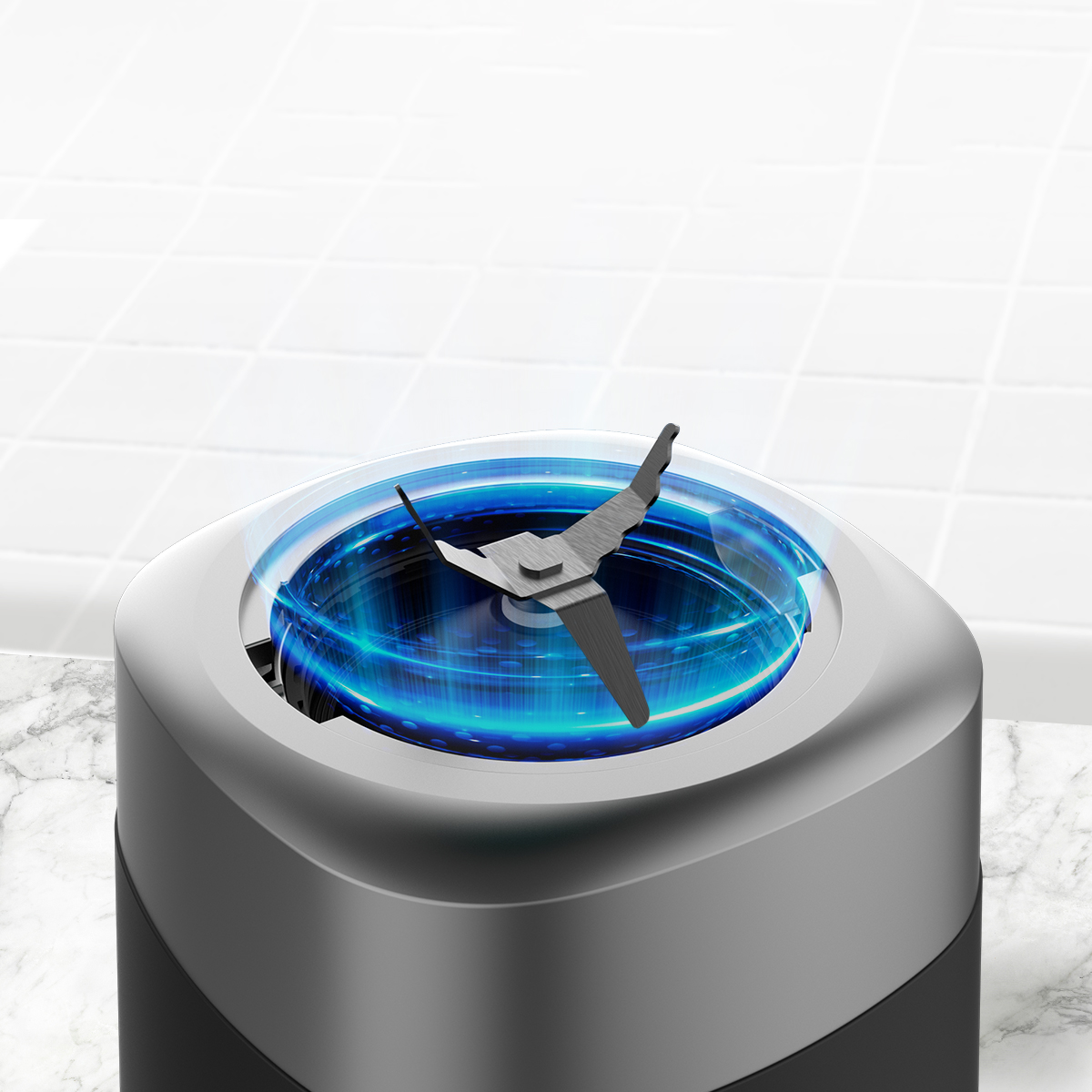 Metallklingen eines Mixers auf einer Marmorarbeitsplatte, umgeben von blauem Licht.