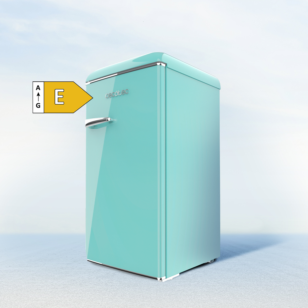 Frigorifero retrò turchese con classe di efficienza energetica E su sfondo chiaro.