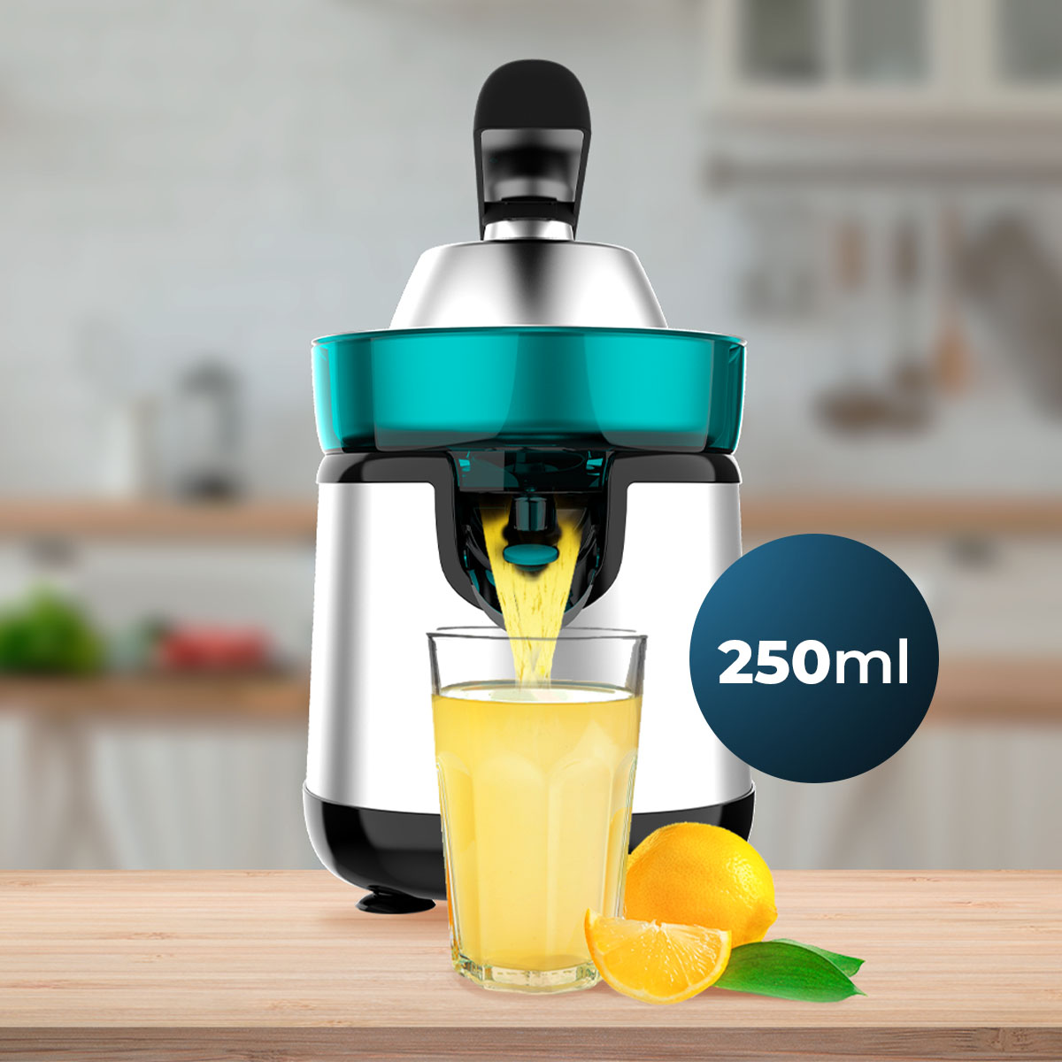 Eine Saftpresse auf einem Holztisch füllt ein Glas mit 250 ml Saft neben frischen Zitronen.