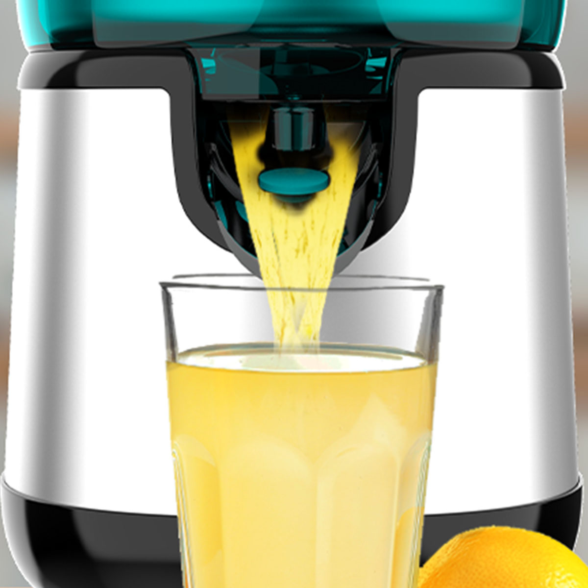 Frischer Orangensaft fließt aus einer modernen Juicer-Maschine in ein Glas, daneben liegt eine Orange.