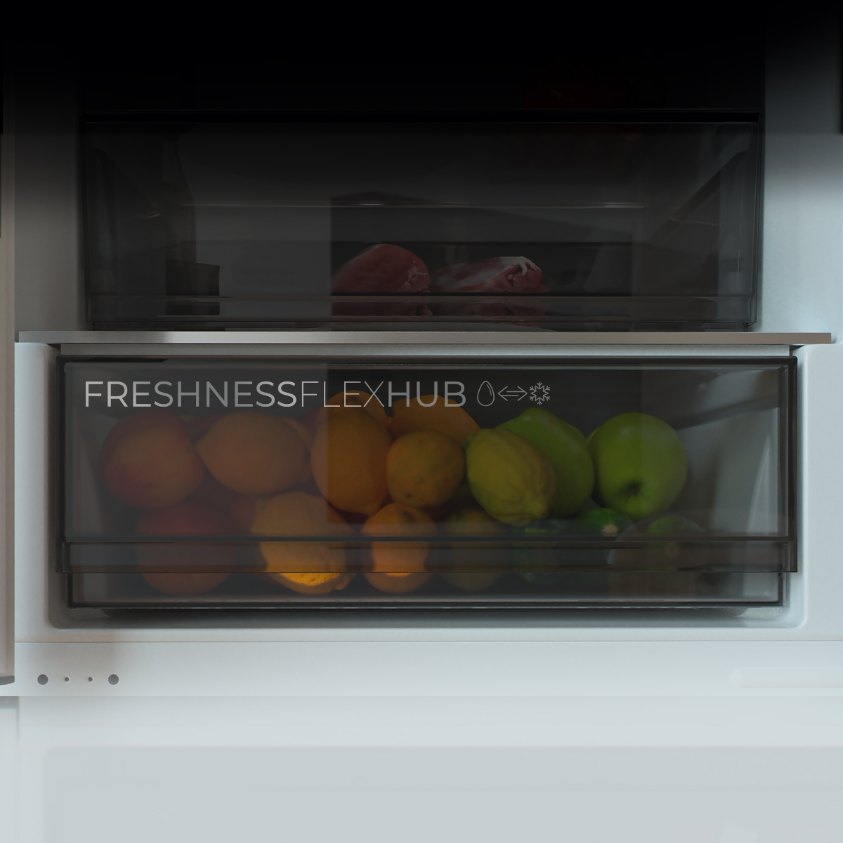 Cajón de refrigerador etiquetado FRESHNESSFLEXHUB lleno de frutas como limones, naranjas y manzanas.