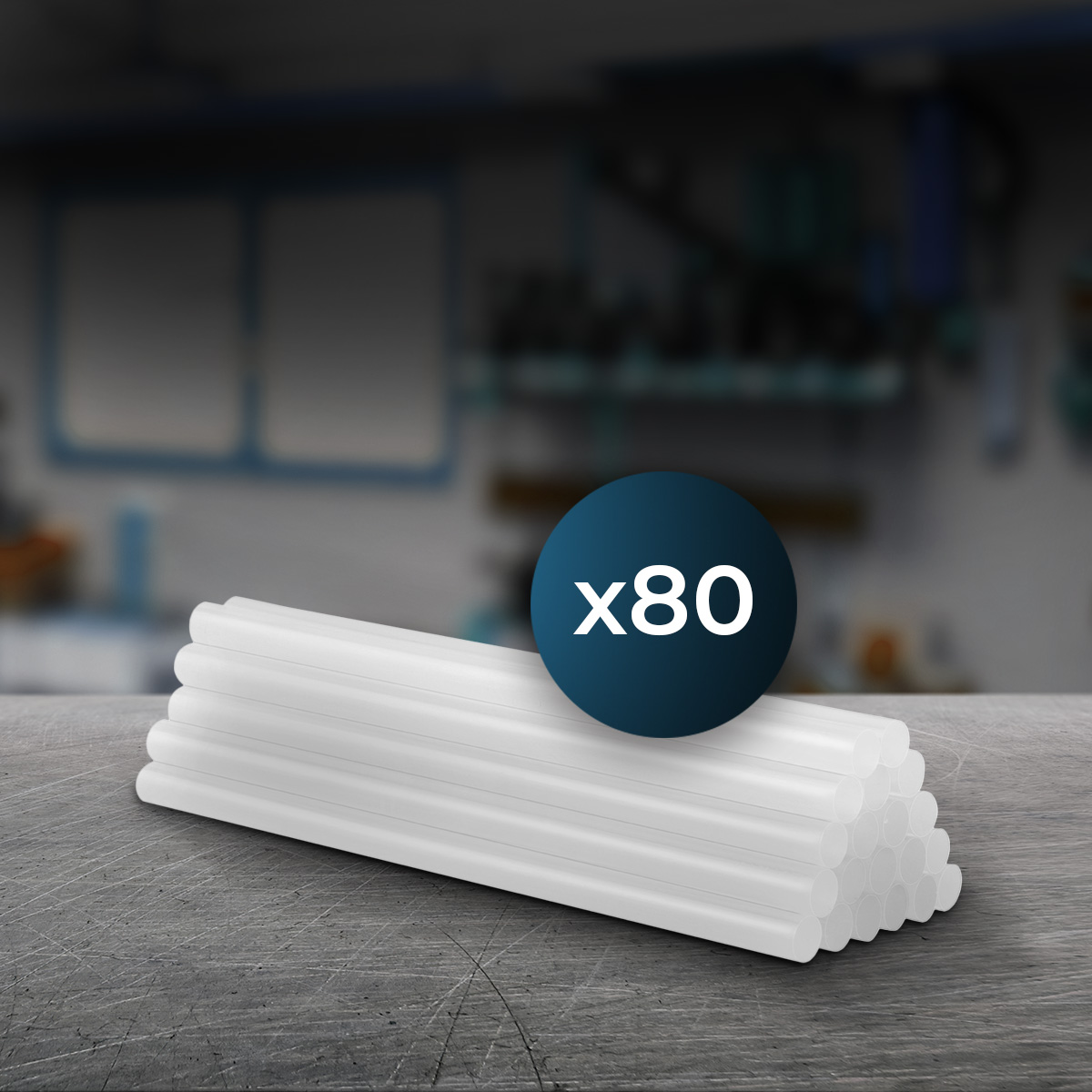 Una pila de barras de pegamento blanco sobre una superficie metálica texturizada con una insignia azul x80.