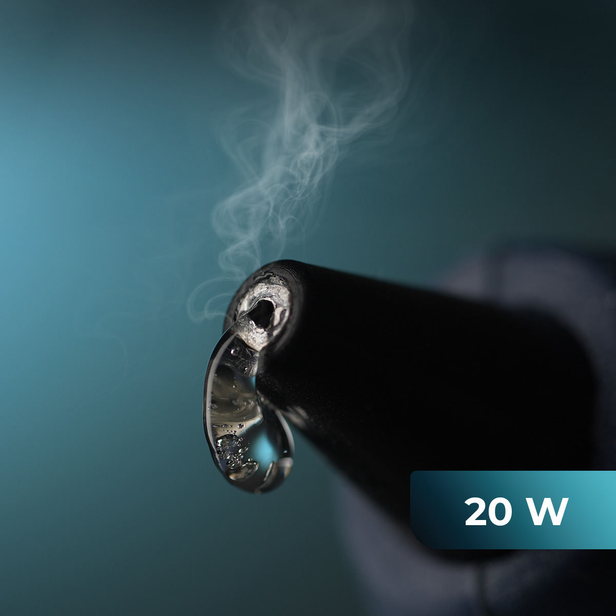 El vapor asciende desde la boquilla de una pistola de pegamento con una gota colgando; abajo dice 20 W.