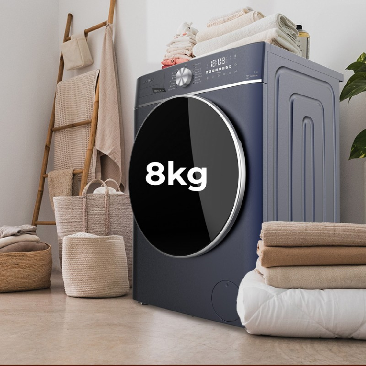 Una lavadora azul oscura de 8 kg está en una habitación luminosa, rodeada de toallas dobladas y cestas.