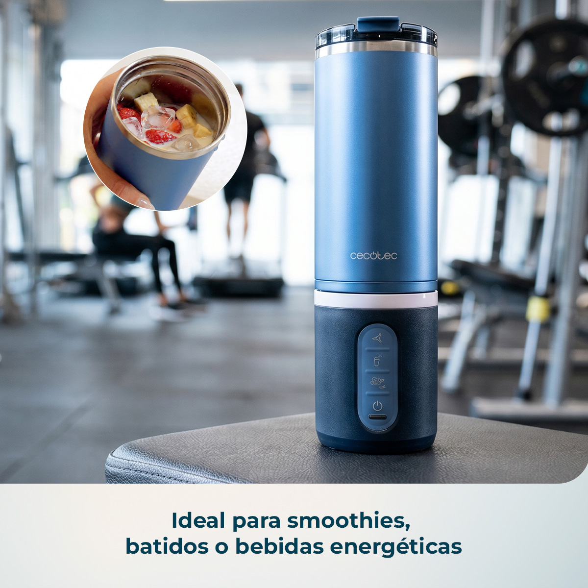 Una batidora portátil azul sobre un banco de gimnasio, con un círculo que muestra fruta y hielo dentro.