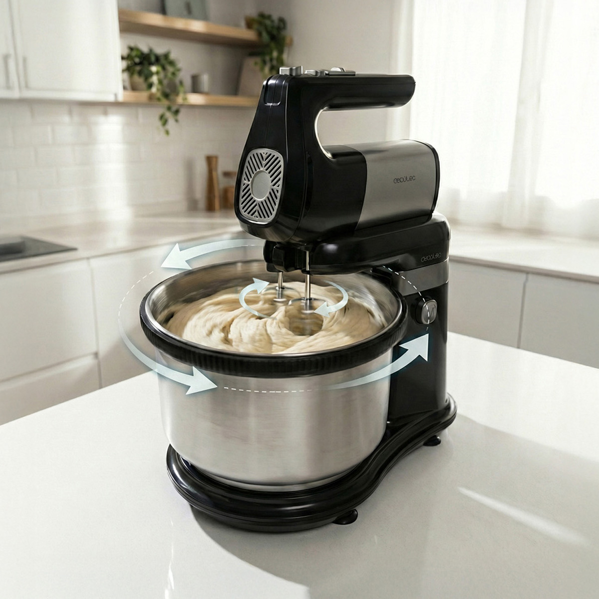 Un mixer a mano nero con ciotola rotante che mescola l'impasto su un piano cucina.