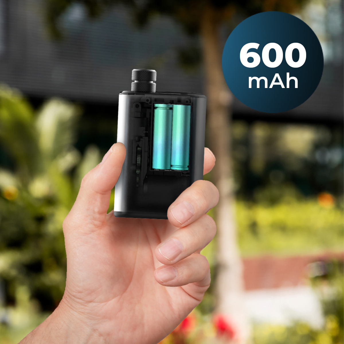 Una mano sostiene un dispositivo negro y compacto con pilas azules visibles y la etiqueta 600 mAh.