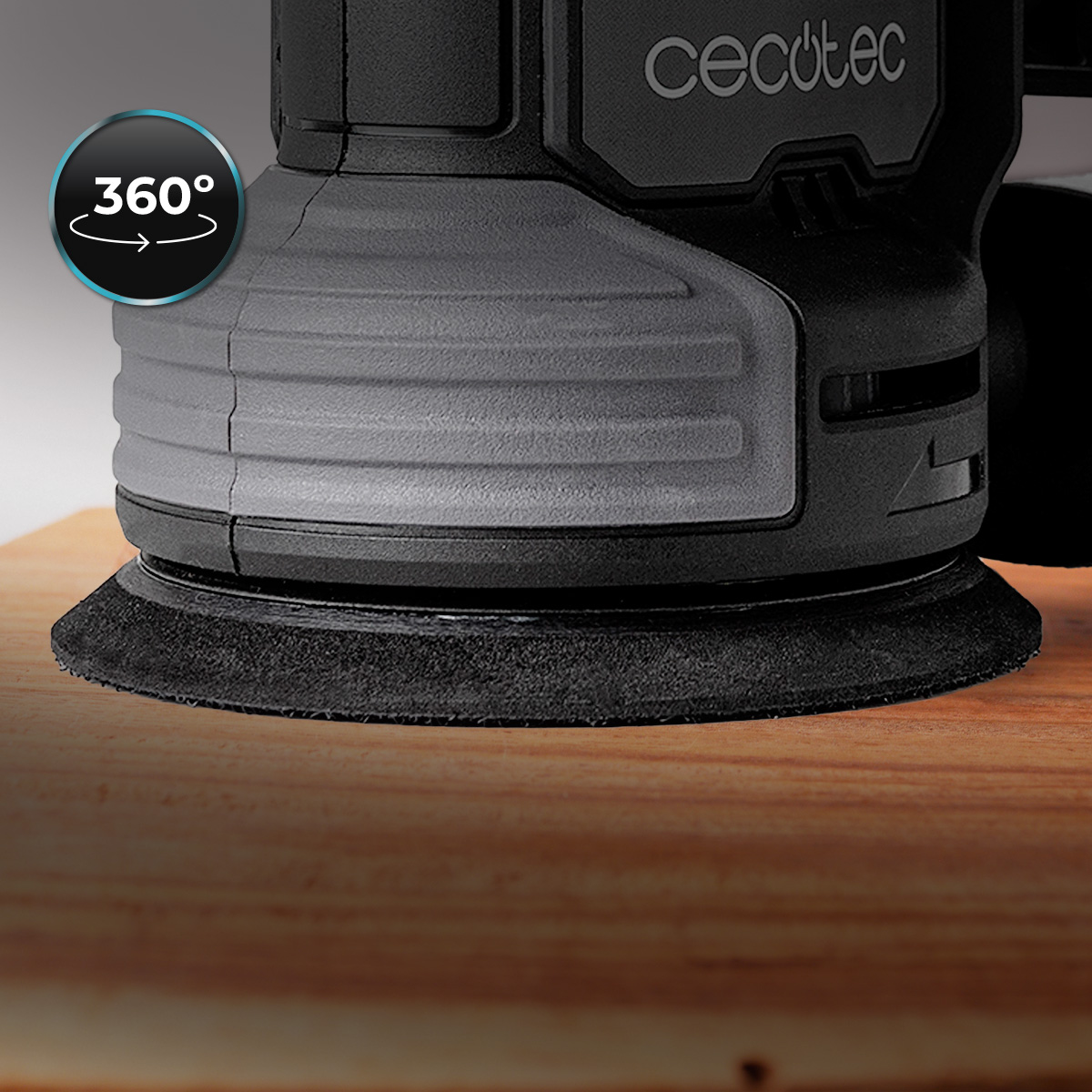 Una lijadora Cecotec negra y gris sobre madera, con un icono de giro de 360 grados arriba a la izquierda.