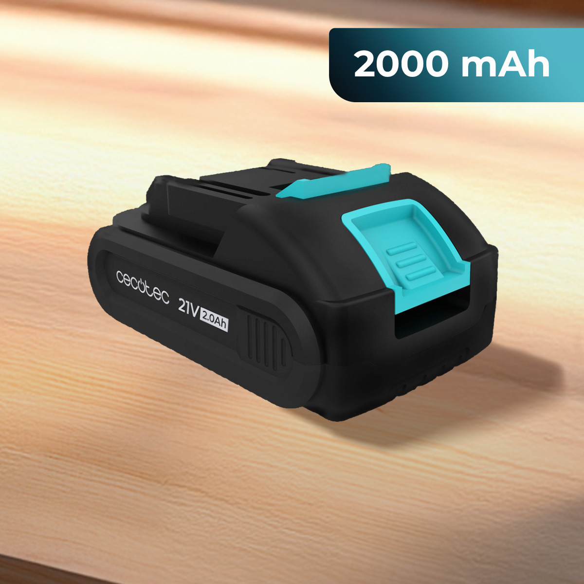 Batería negra Cecotec 21V 2.0Ah con detalles en azul claro y texto de 2000 mAh sobre madera.