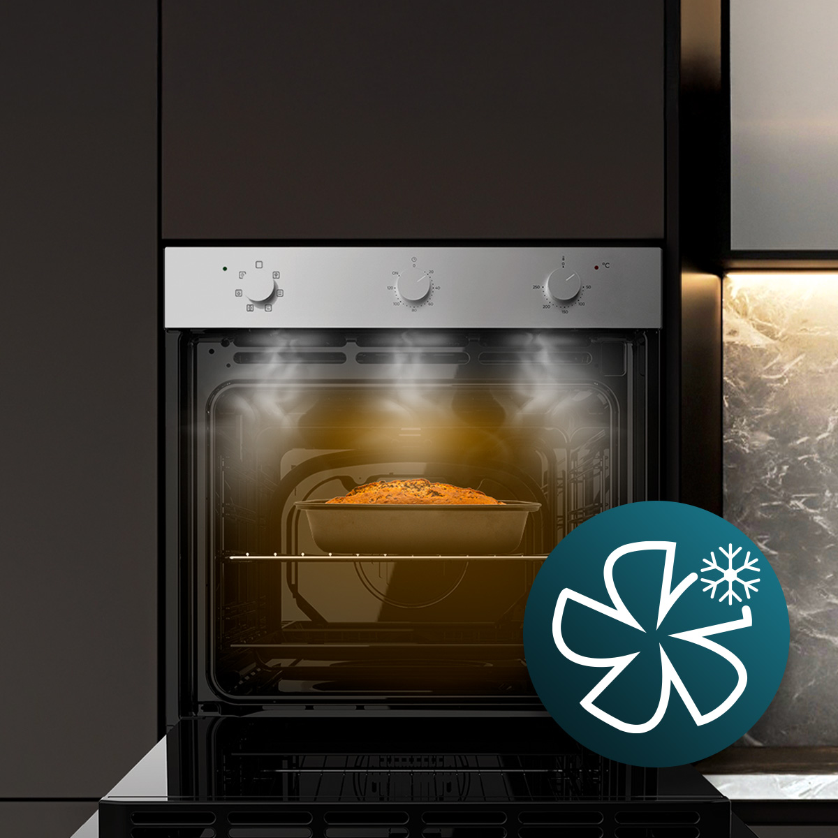 Un horno iluminado con una hogaza de pan dentro y un icono de ventilador en primer plano.