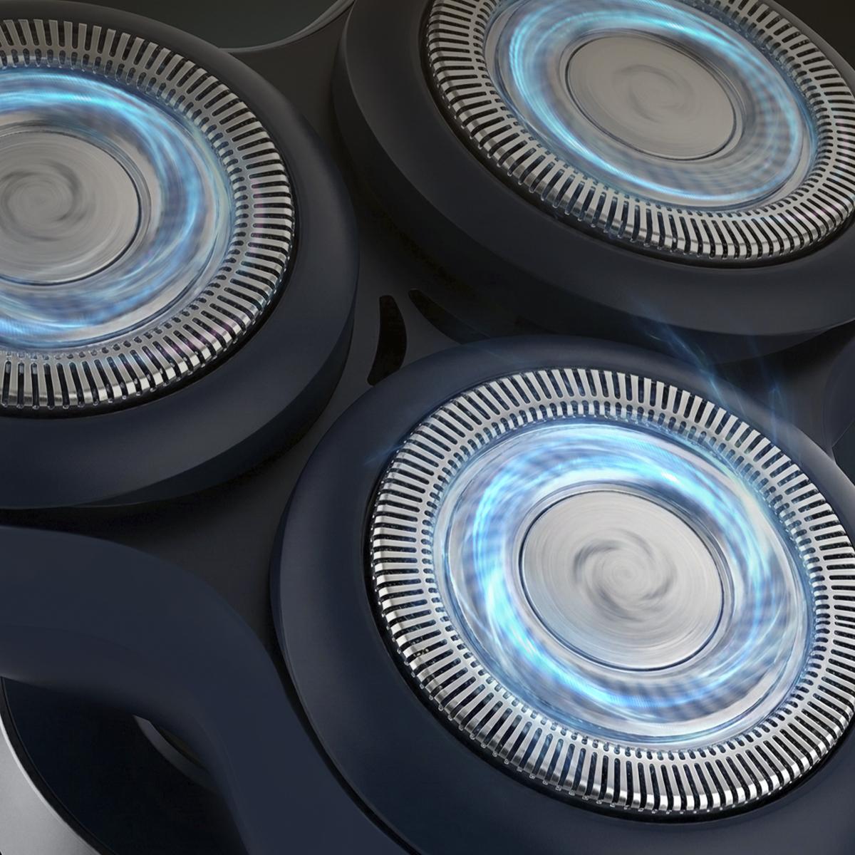 Tres cabezales de afeitadora redondos con luz azul brillante y cuchillas metálicas sobre un cuerpo oscuro.