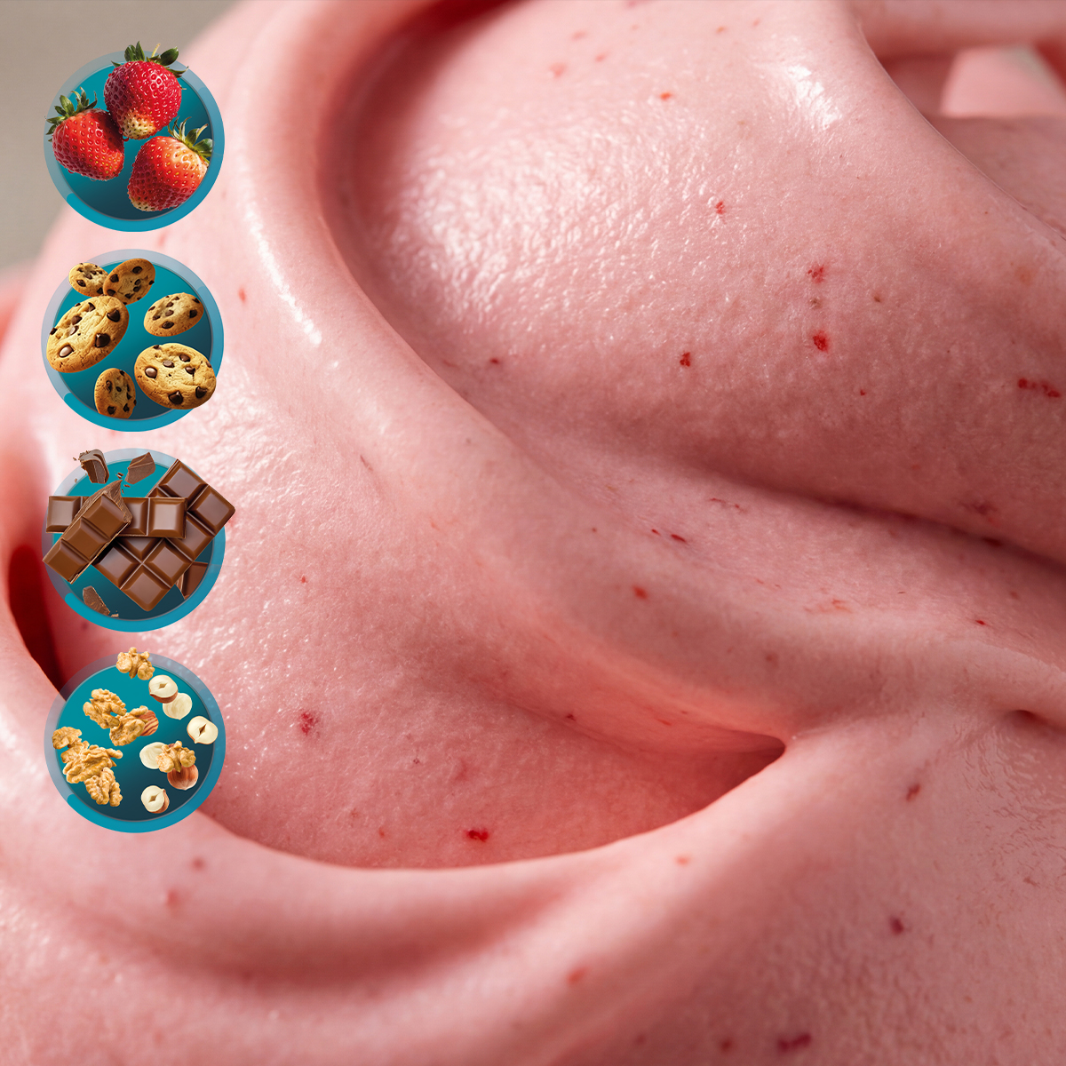 Sfondo di gelato alla fragola cremoso con quattro icone circolari a sinistra che mostrano fragole, biscotti, cioccolato e noci.
