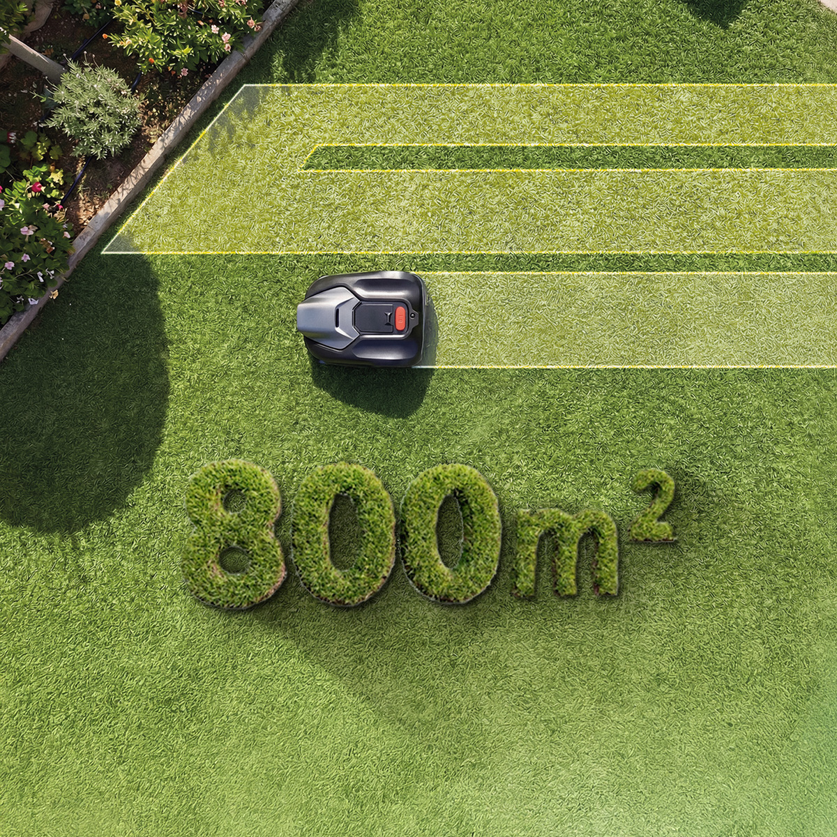 Un robot cortacésped corta césped verde con líneas amarillas y el texto 800m2.