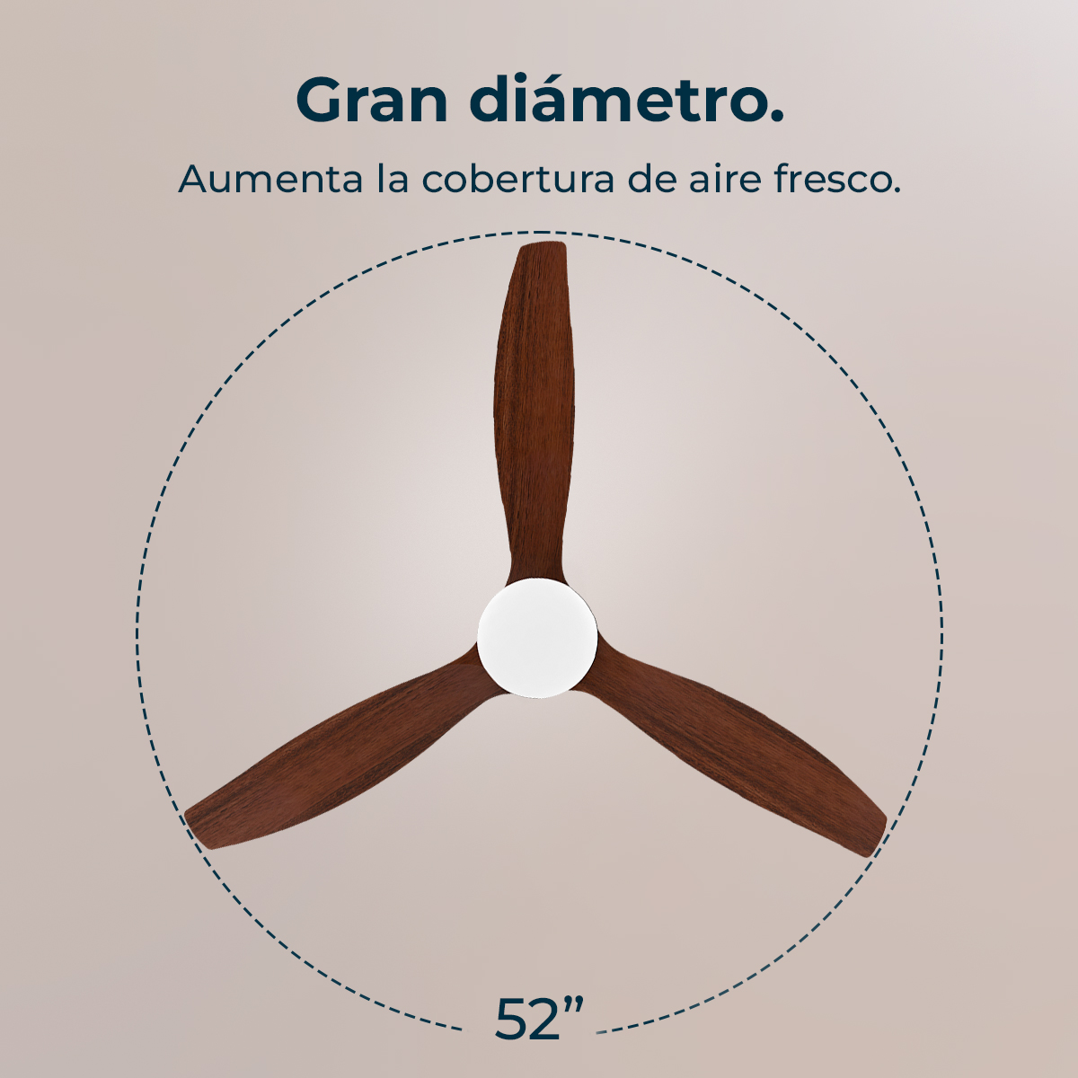 Un ventilatore da soffitto con tre pale in legno marrone e un centro bianco tondo, circondato da un cerchio.