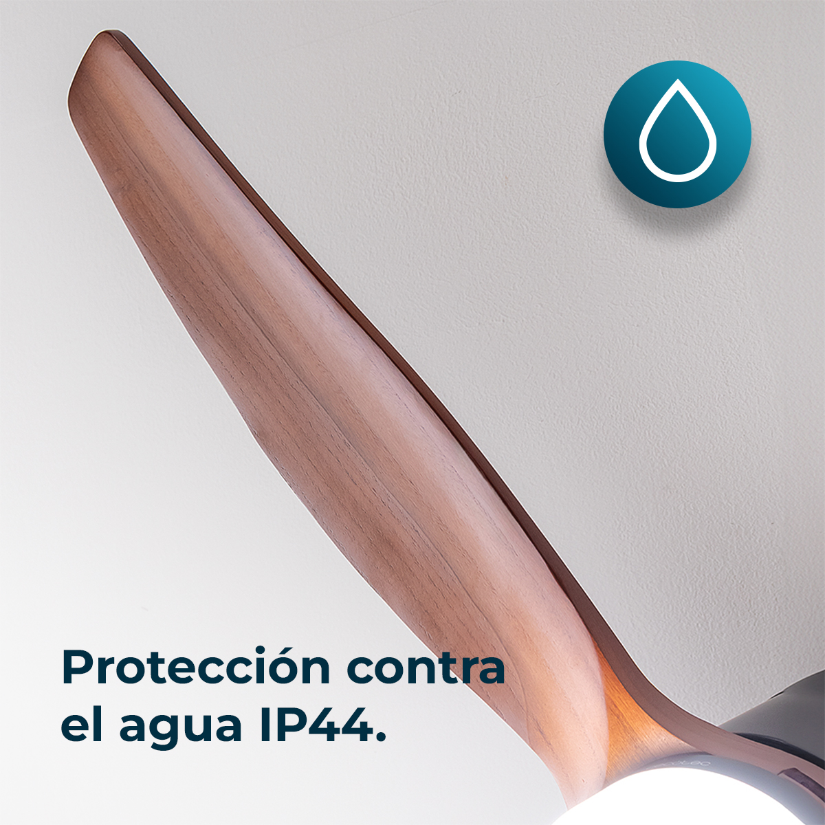 Pala di ventilatore in legno con sfondo bianco e icona d'acqua.