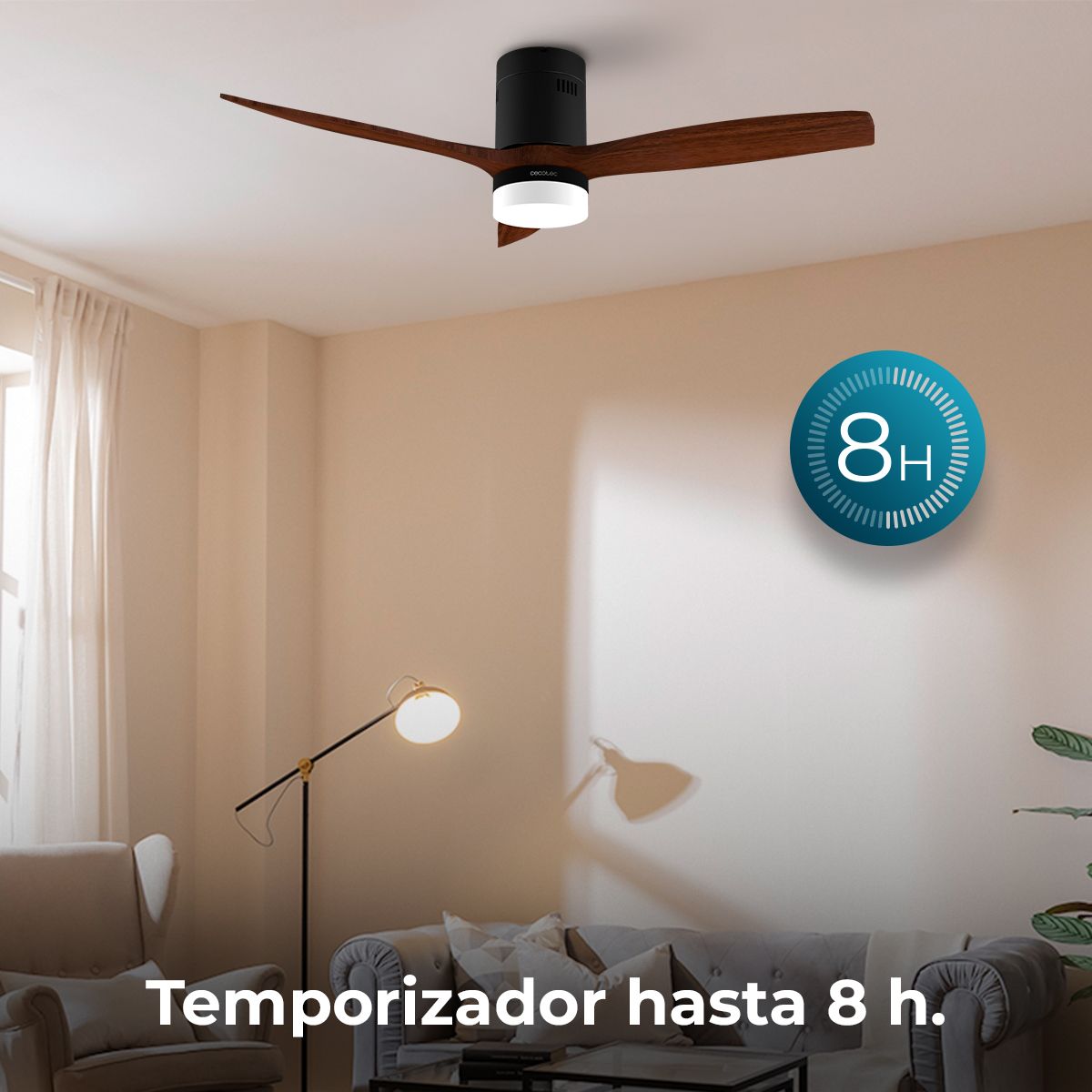 Un soggiorno con ventilatore a soffitto, divano, lampada e icona timer 8H.