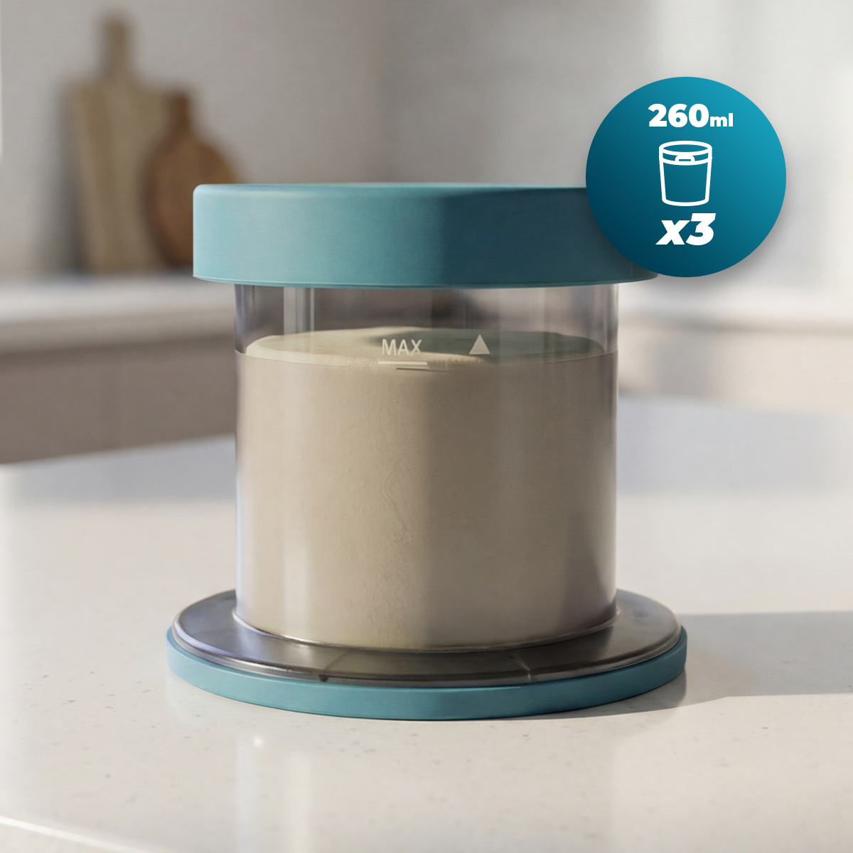 Un contenitore cilindrico blu con contenuto bianco su un bancone della cucina, con un'icona da 260 ml.
