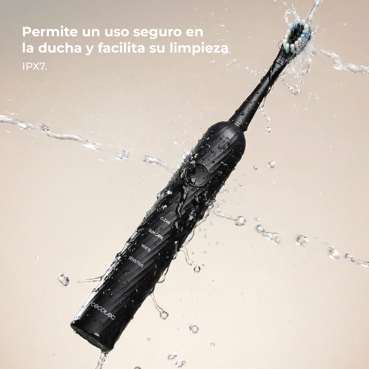 Cepillo de dientes eléctrico negro bajo agua corriente con salpicaduras.