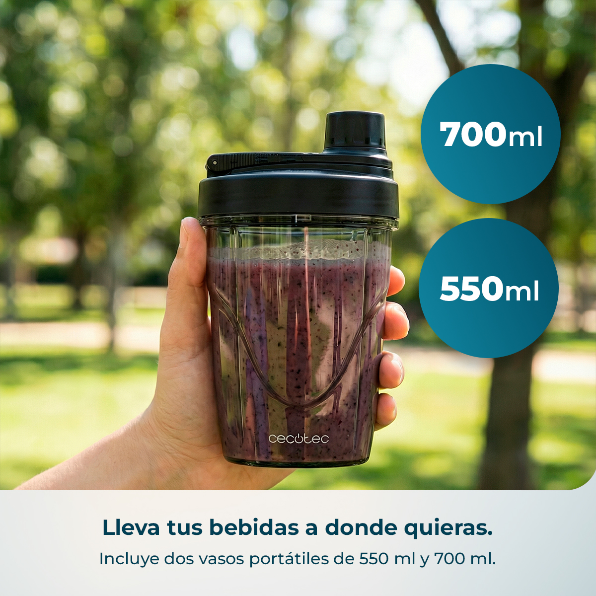 Una mano sosteniendo un vaso de licuadora con un batido morado al aire libre.