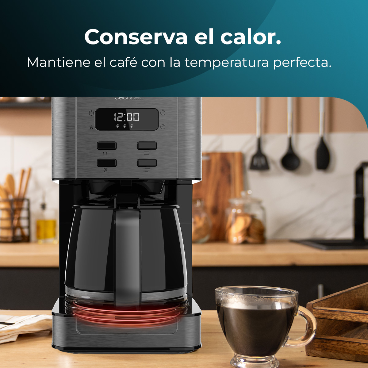 Caffettiera a filtro nera su bancone in legno con base riscaldante luminosa e tazza.