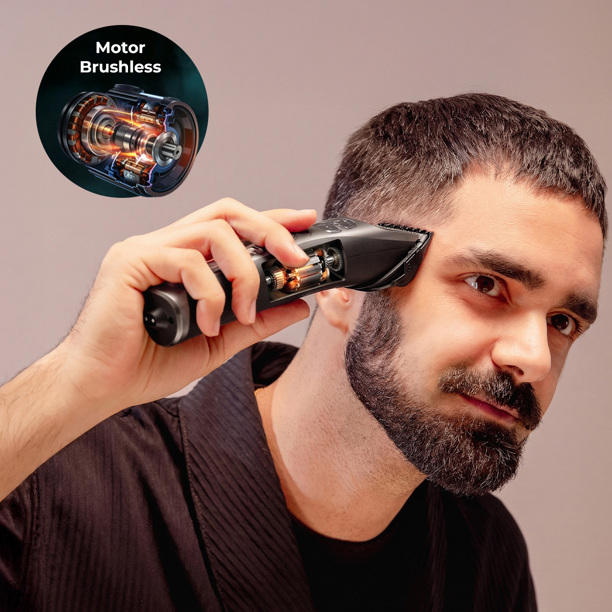 Un uomo si taglia i capelli con un tagliacapelli elettrico, mostrando il motore brushless in un cerchio.