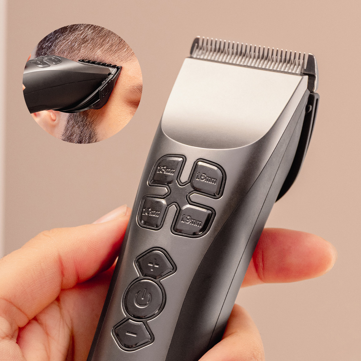 Mano tiene un tagliacapelli grigio con pulsanti, un piccolo cerchio mostra il taglio dei capelli.