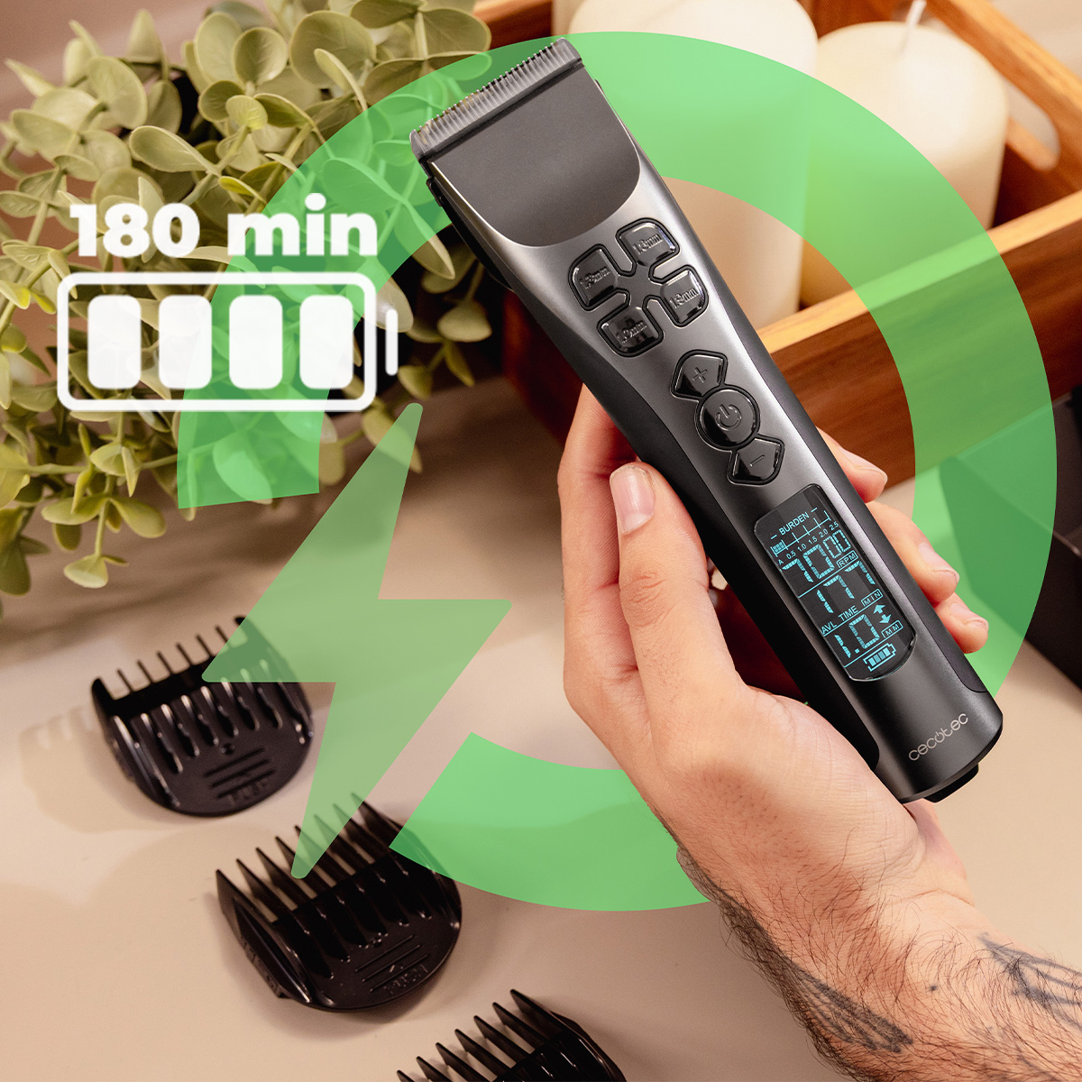 Una mano tiene un tagliacapelli nero con rialzi e un'icona verde della batteria.