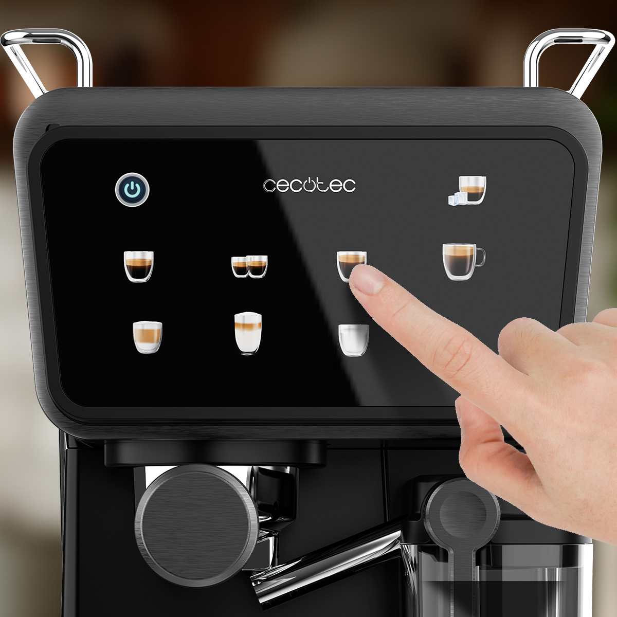 Una mano pulsando la pantalla táctil de una moderna cafetera negra Cecotec, con varios iconos de café.