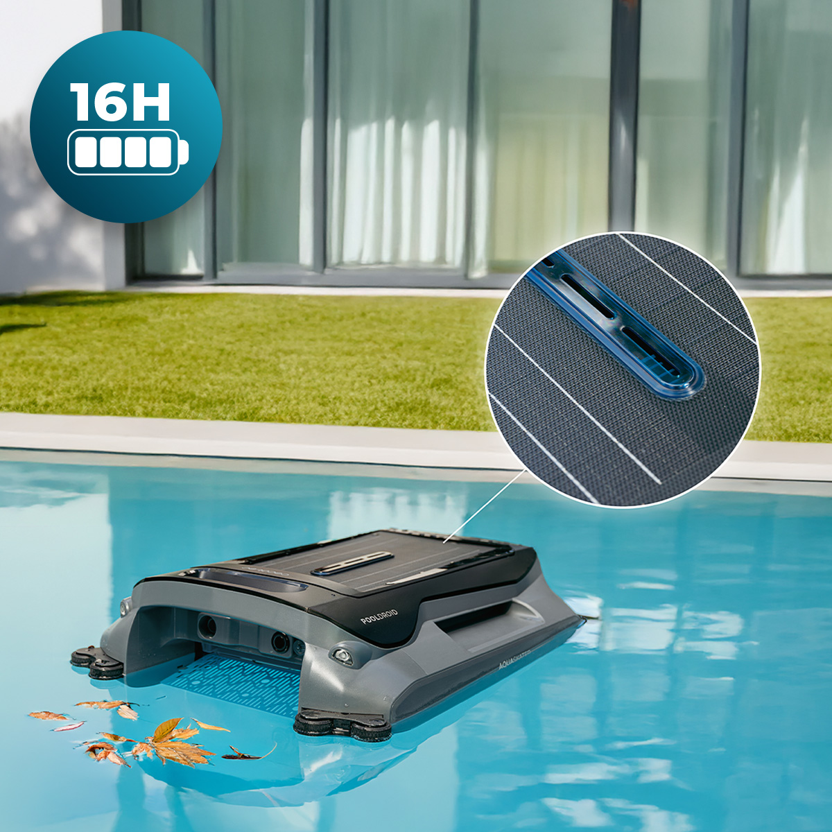 Uno skimmer per piscina grigio pulisce la superficie dell'acqua, con un dettaglio del pannello solare.