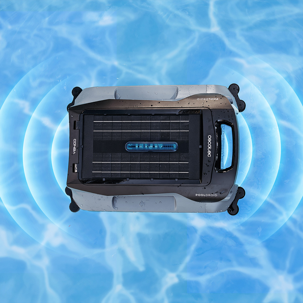 Un pulitore per piscina robotizzato grigio e nero galleggia in una piscina blu brillante con lievi onde.