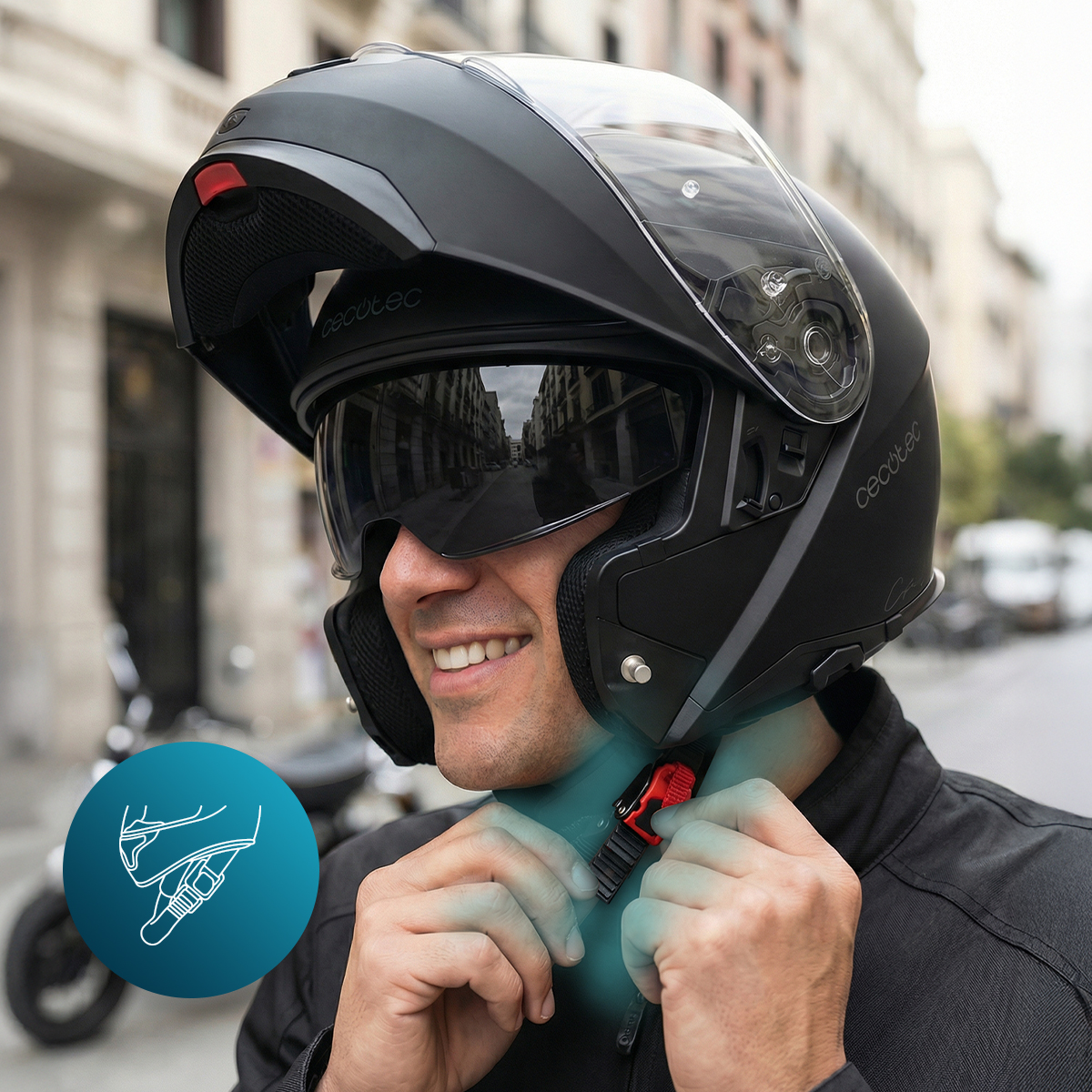 Un hombre sonriente se pone un casco modular negro y abrocha la barbilla en una calle.