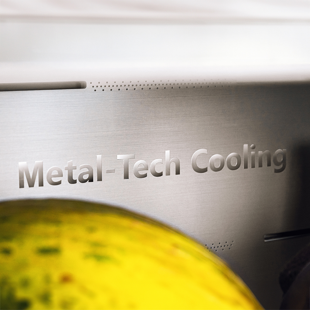 Superficie metálica brillante de un refrigerador con el texto Metal-Tech Cooling.