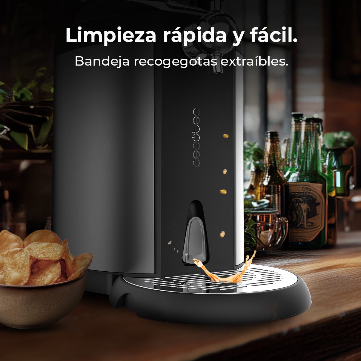 Dispensador de cerveza negro con un cuenco de patatas fritas y botellas al fondo sobre una barra de madera.