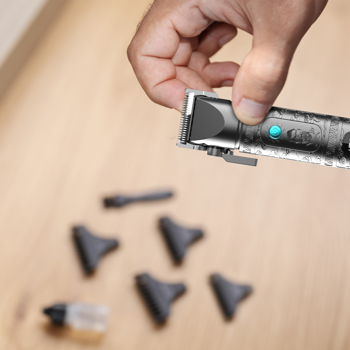 Una mano sostiene una cortadora de pelo ornamentada; accesorios y aceite en una mesa de madera.
