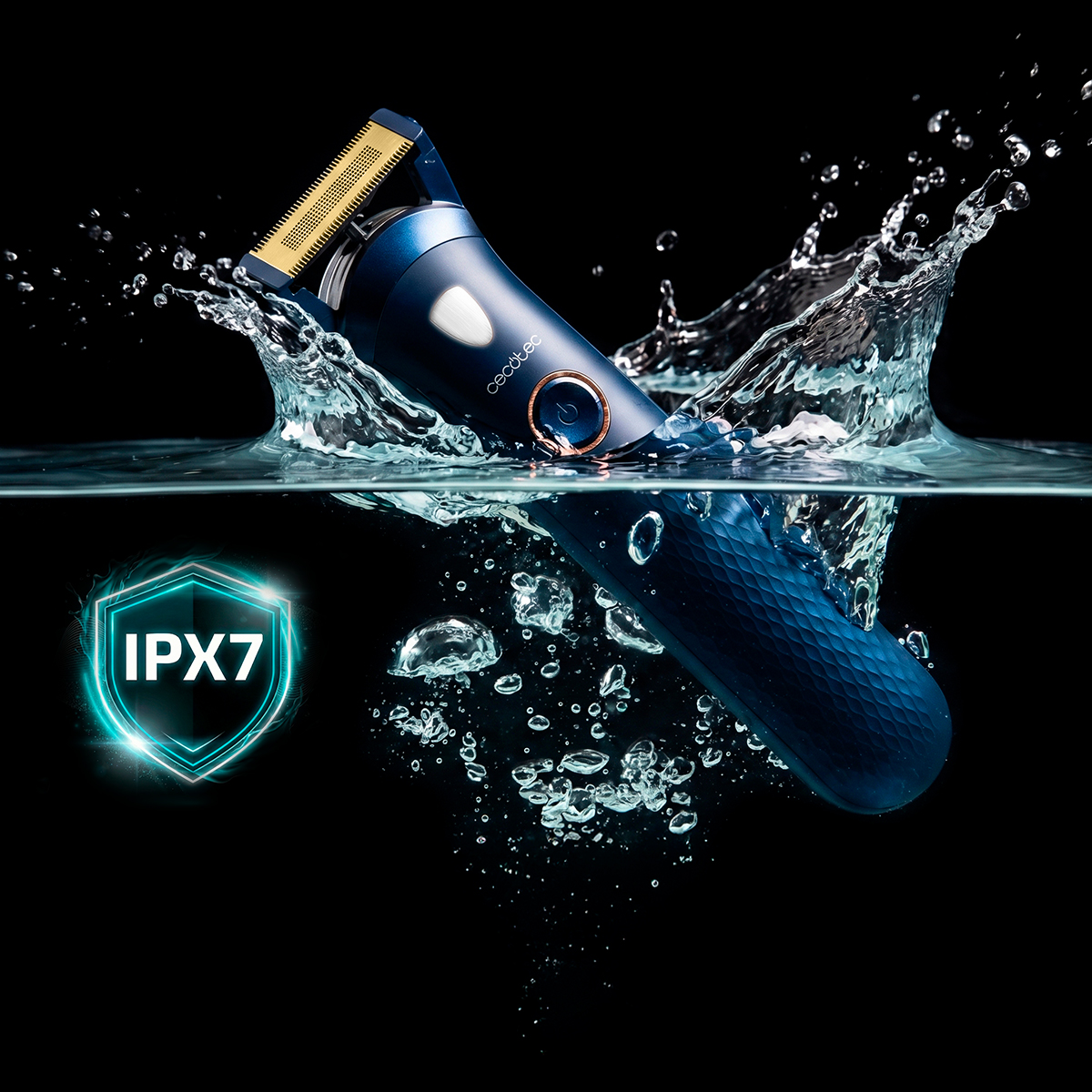 Un rasoio blu si immerge nell'acqua, circondato da bolle e da un'icona IPX7.