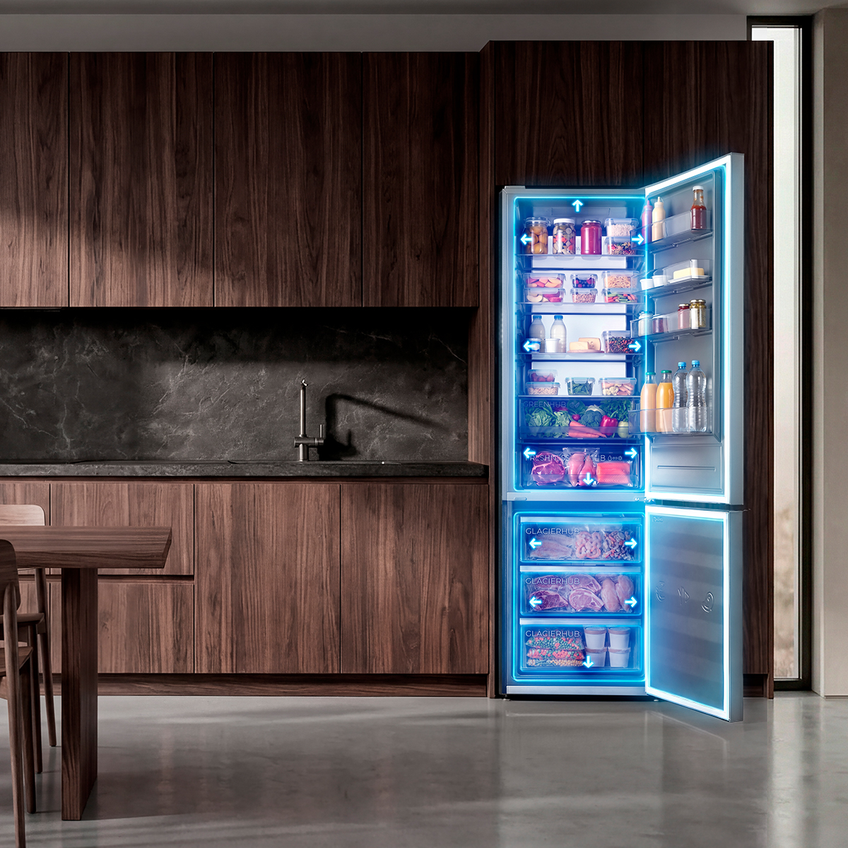 Un refrigerador abierto lleno de comida en una cocina moderna con gabinetes de madera oscura.