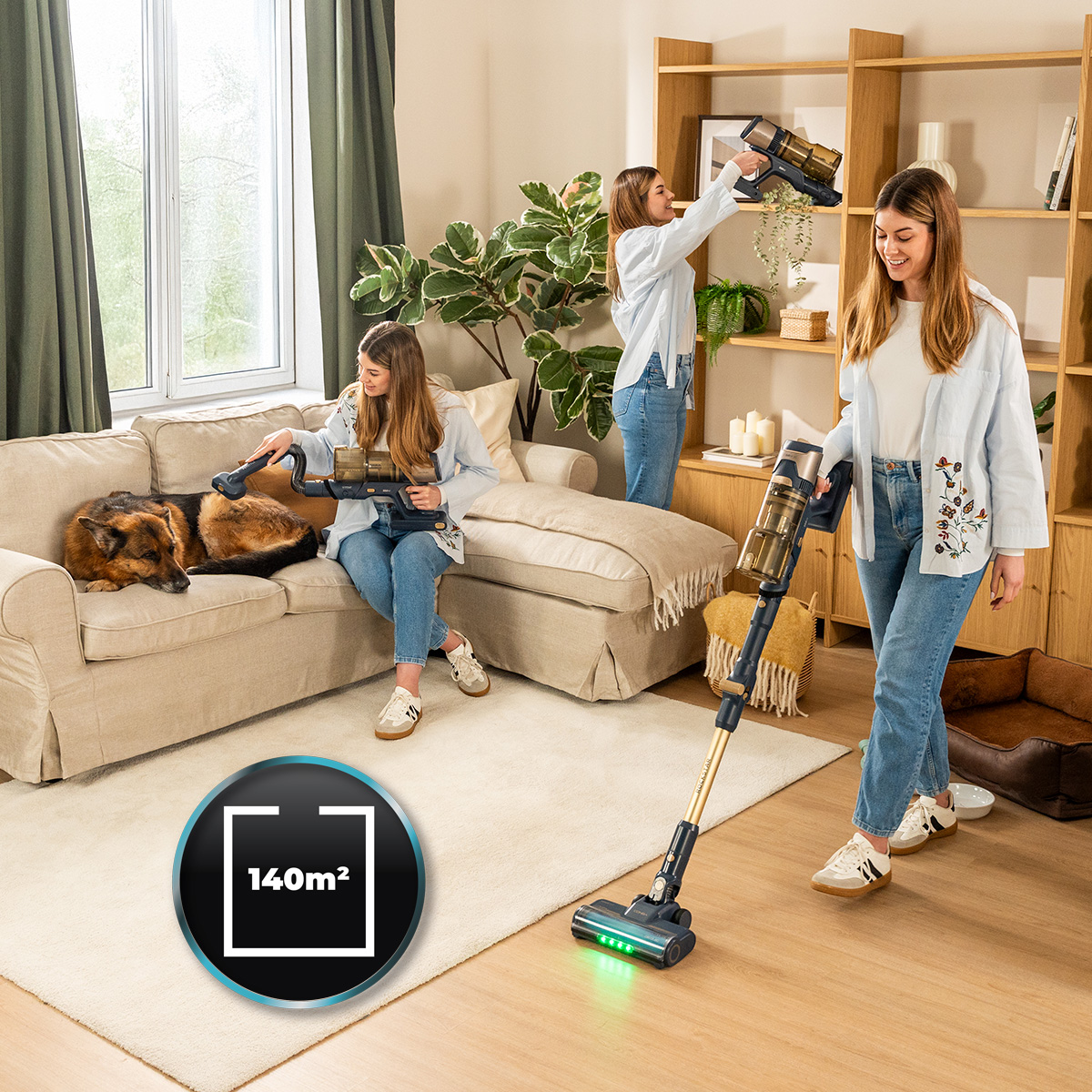 Una mujer usa aspiradoras sin cable, limpiando el suelo, el sofá con un perro y estantes.