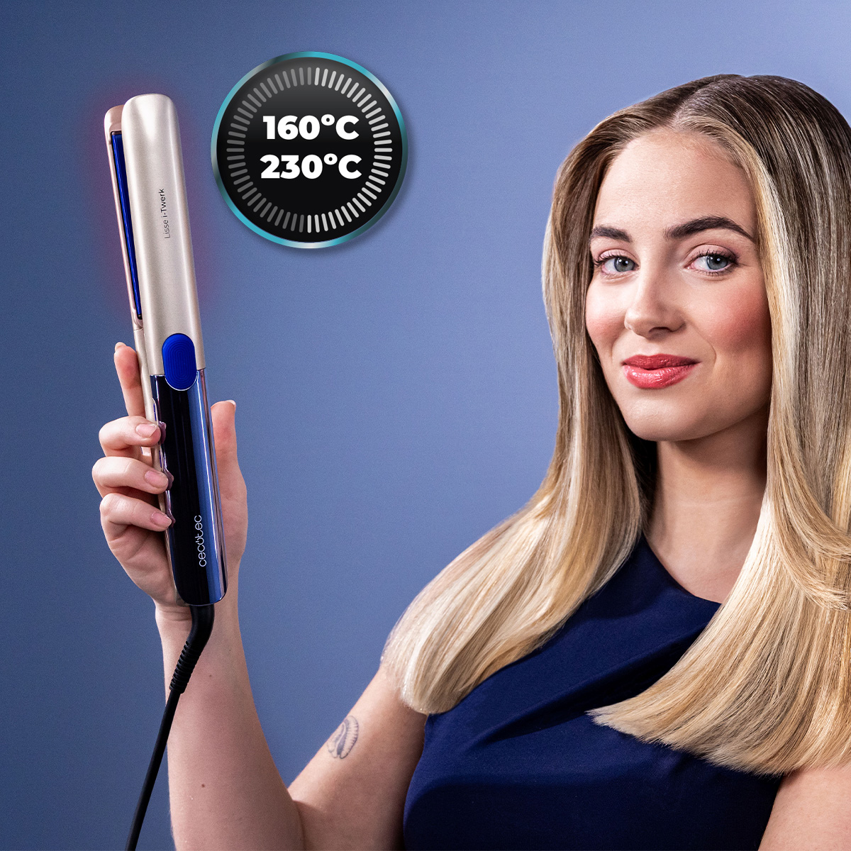 Una donna tiene in mano una piastra per capelli blu e oro su sfondo blu, con indicatore di temperatura da 160°C a 230°C.