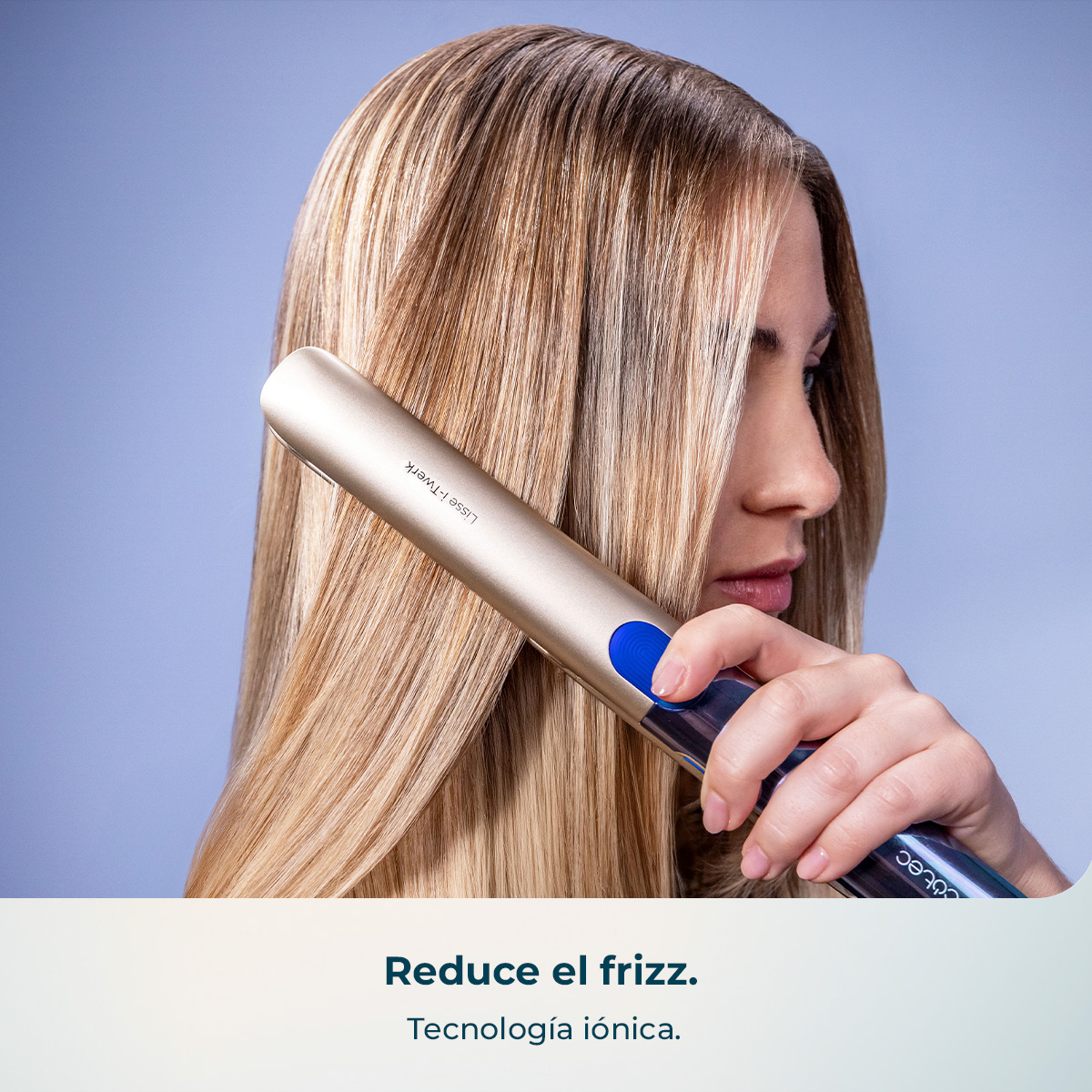 Una donna con capelli biondi liscia una ciocca con una piastra dorata su sfondo blu.