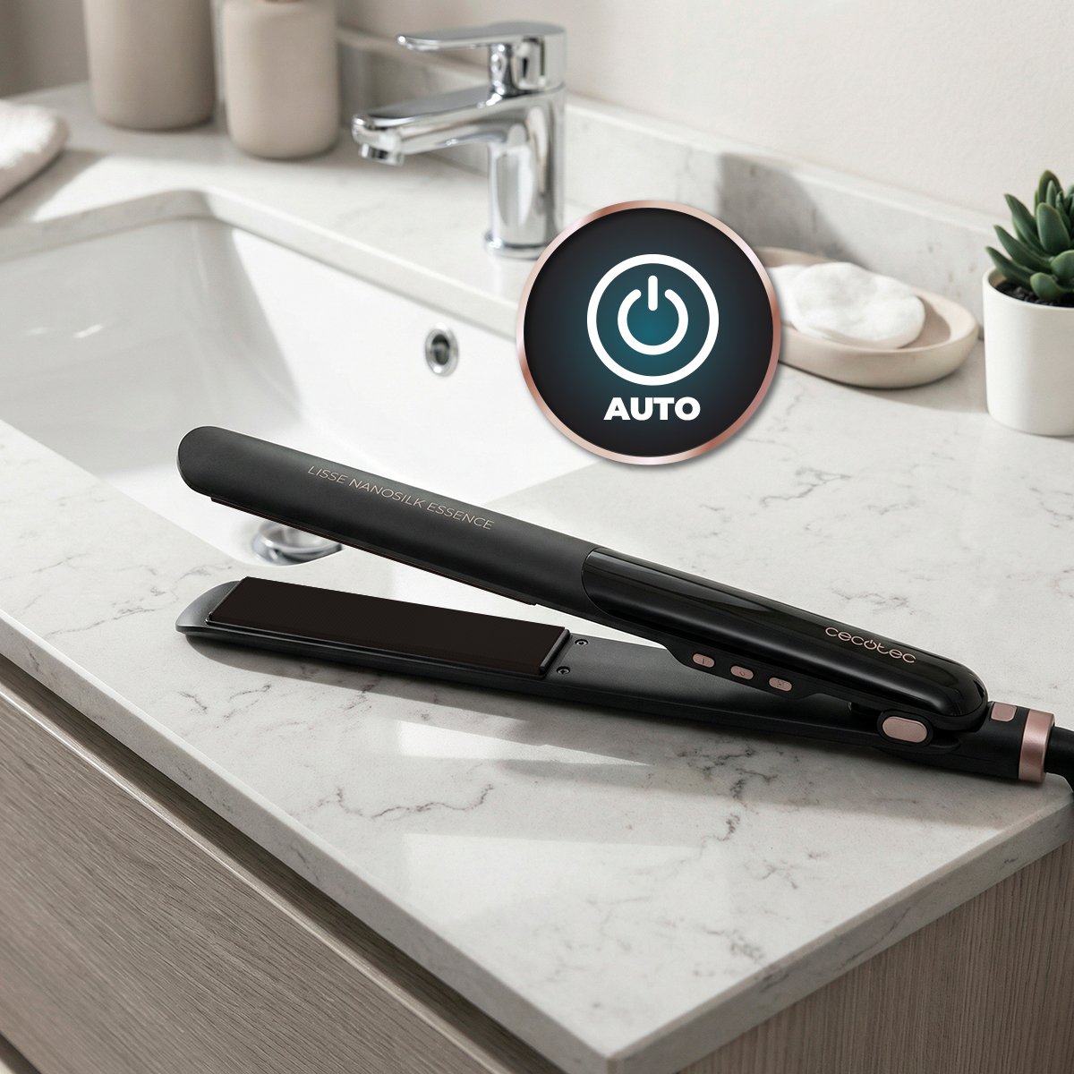 Piastra per capelli nera su piano bagno in marmo, con icona di spegnimento automatico.