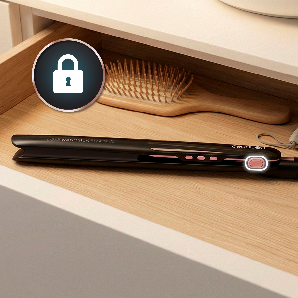 Una piastra per capelli e una spazzola di legno sono in un cassetto aperto.