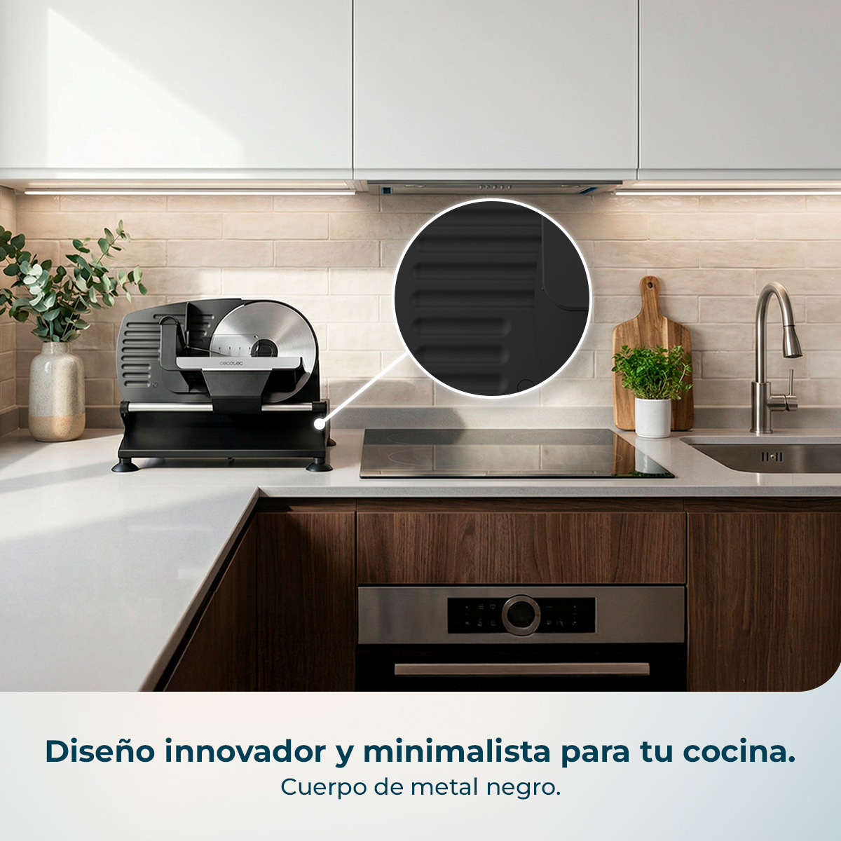 Affettatrice nera su un moderno piano cucina con paraschizzi chiaro e mobili in legno.