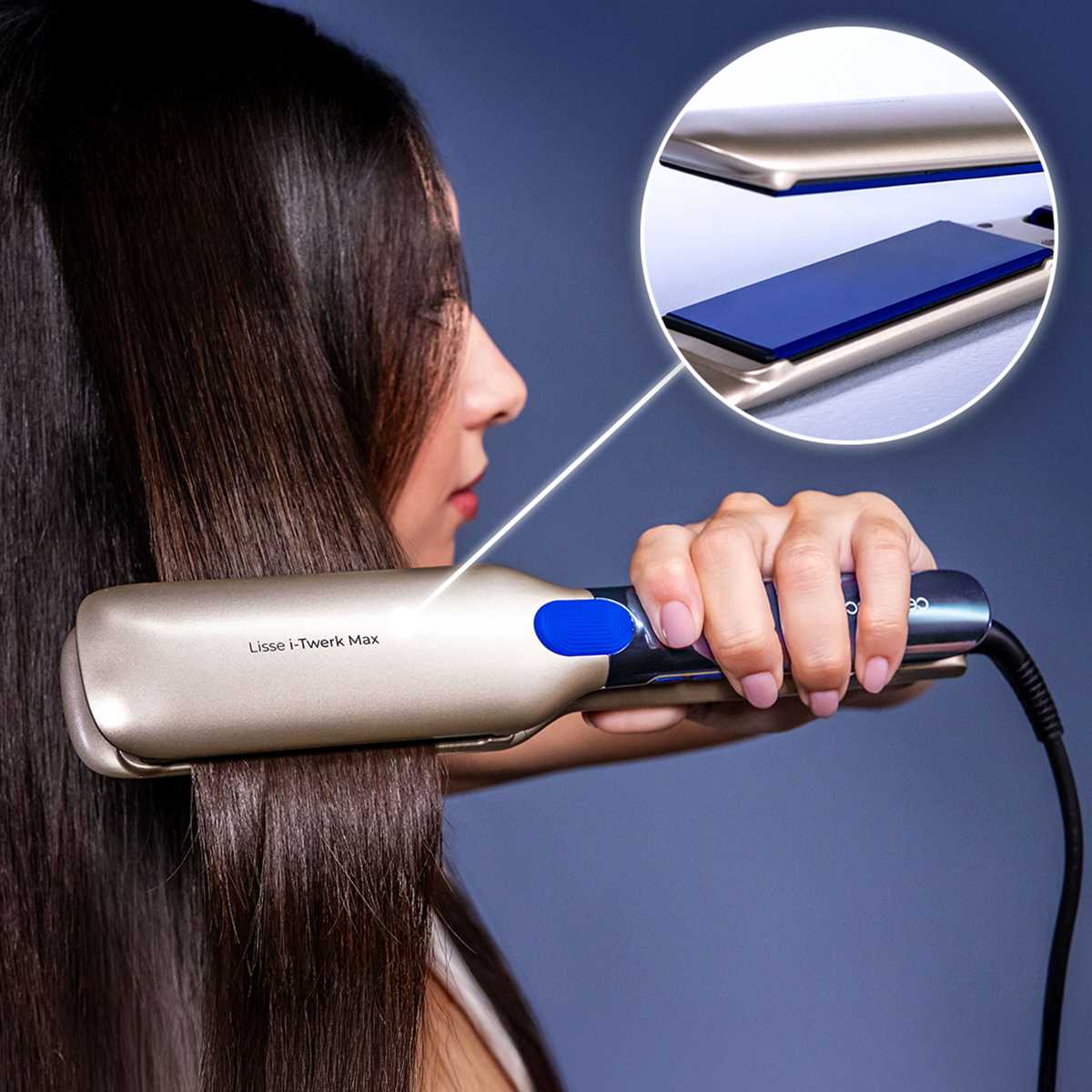 Una mano usa una piastra per capelli Lisse i-Twerk Max su capelli lisci.