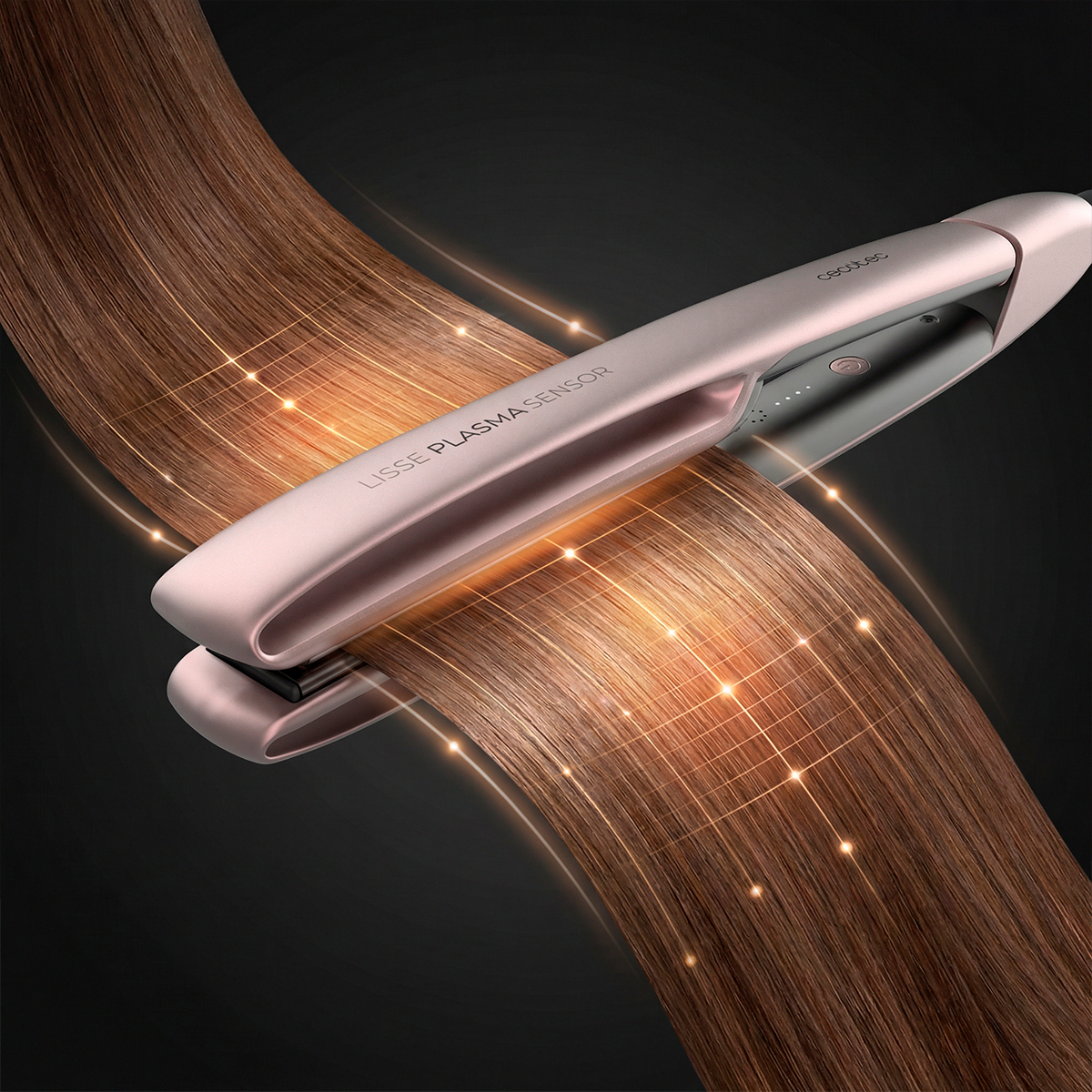 Una piastra per capelli oro rosa scorre su una ciocca di capelli castani su sfondo scuro con scintille luminose.