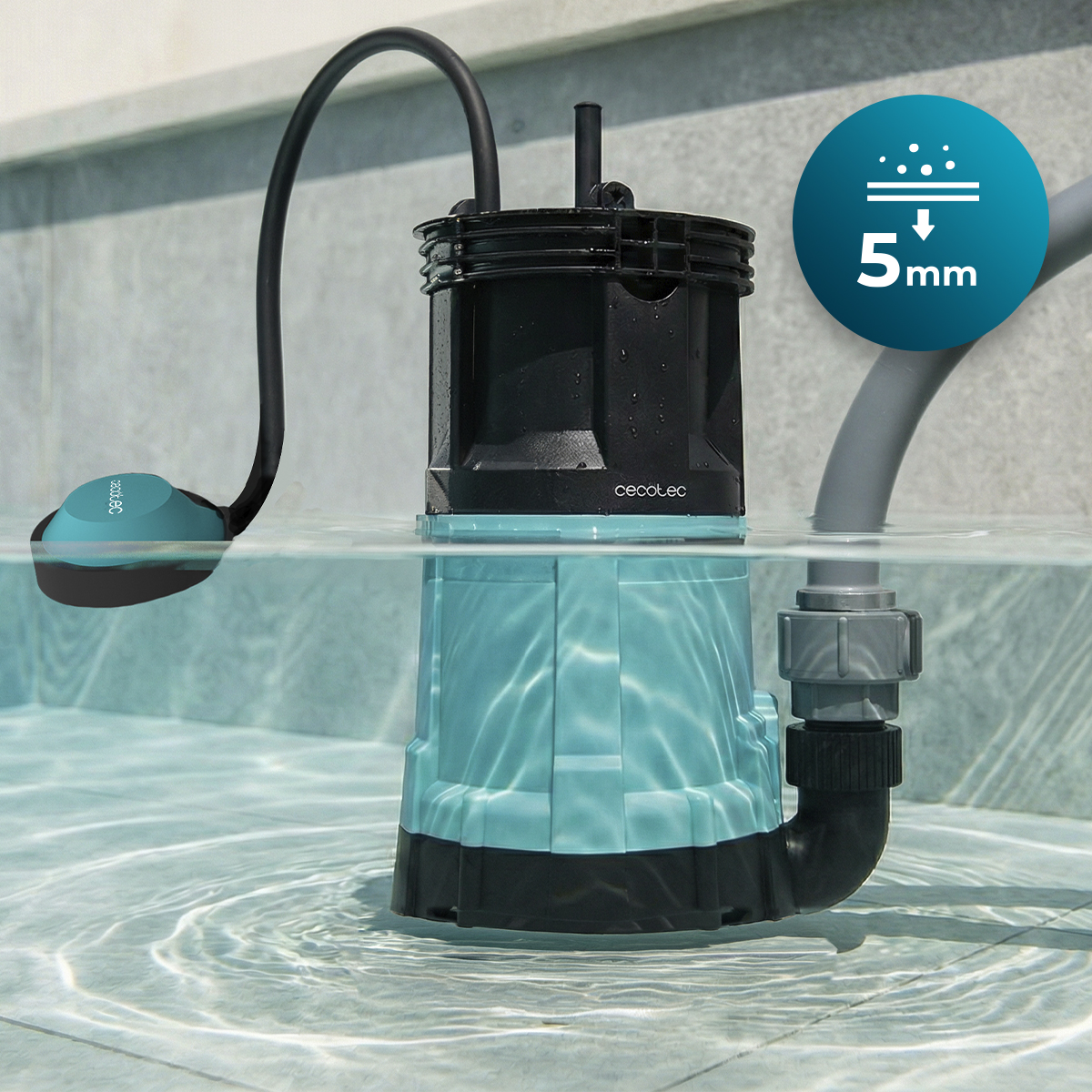 Una bomba sumergible Cecotec azul y negra en una piscina con mangueras conectadas y un símbolo de 5mm.