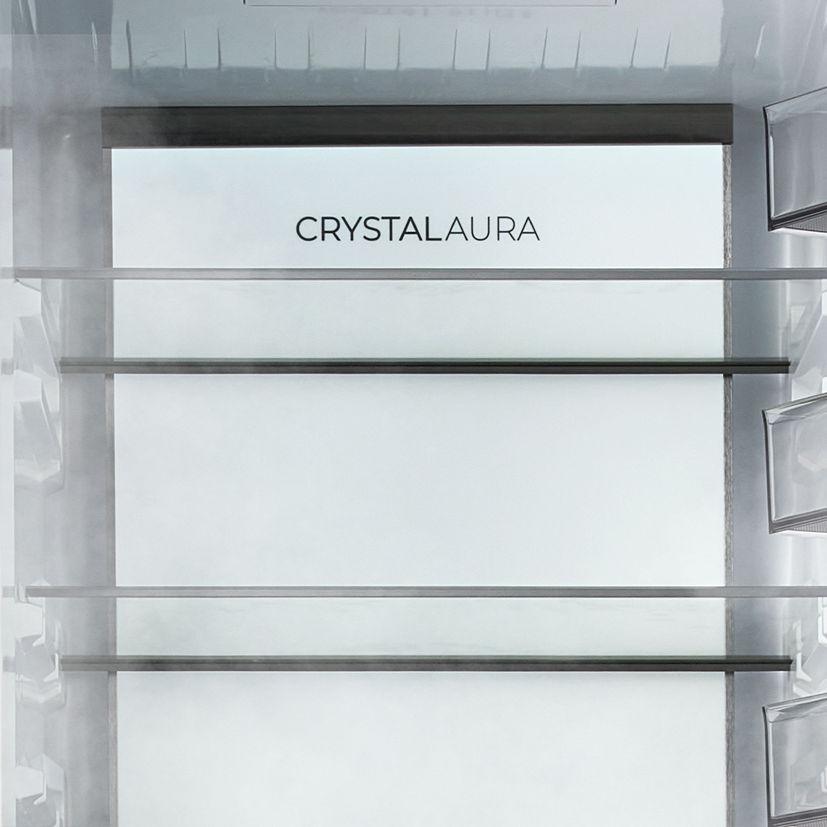 Vista interior de un refrigerador vacío con estantes de cristal y el logotipo de CrystalAura en la pared.