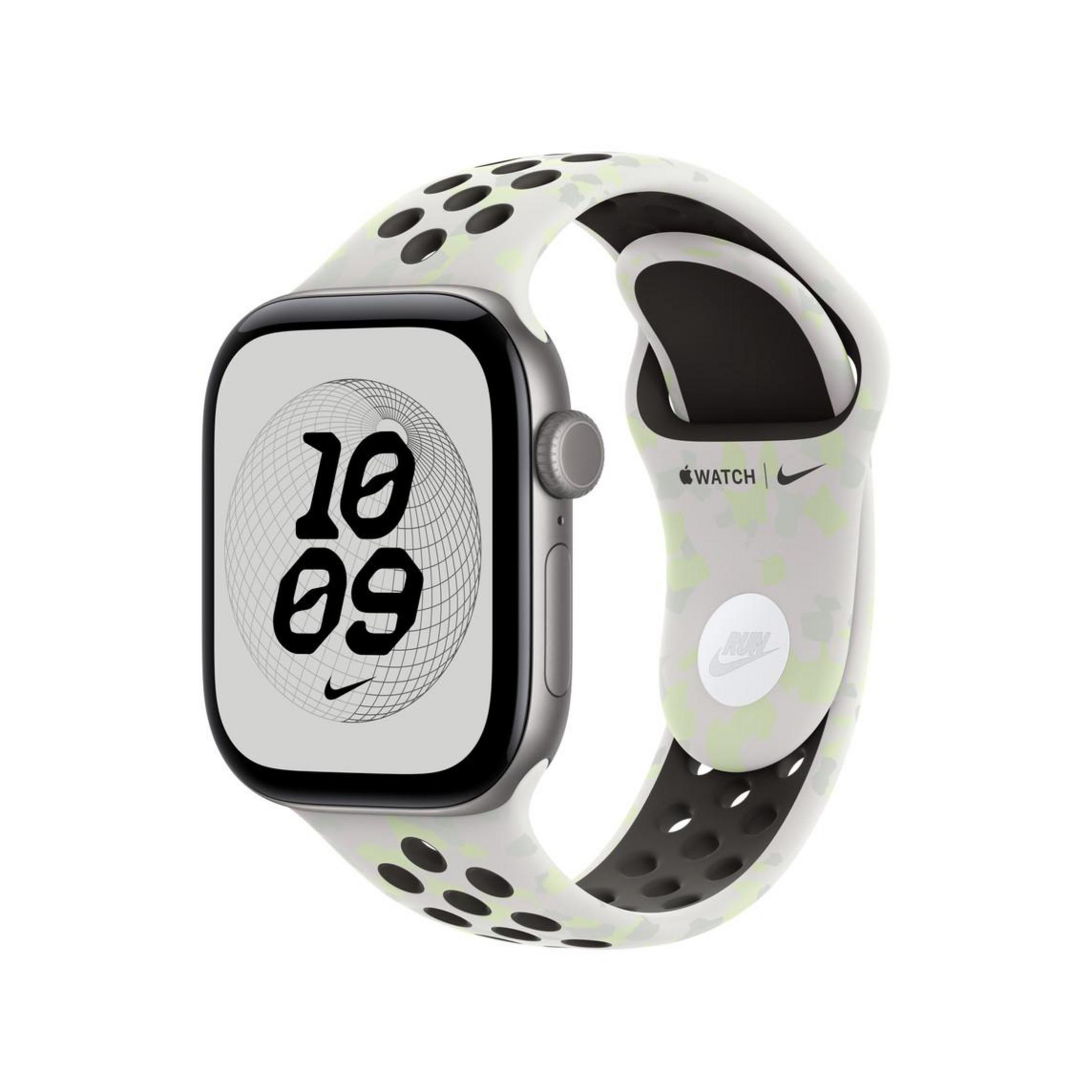 Un Apple Watch con cinturino sportivo Nike bianco e verde mostra l'ora 10:09 su sfondo bianco.