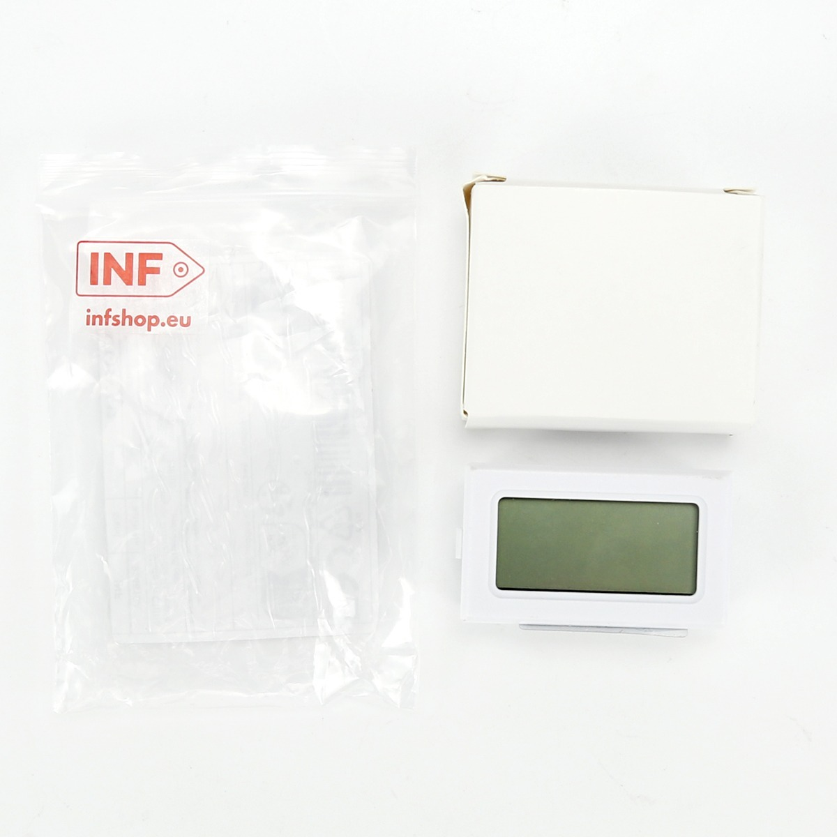 Ein weißer Mini-LCD-Bildschirm, eine weiße Verpackungsbox und ein beschrifteter Plastikbeutel auf weißem Grund.