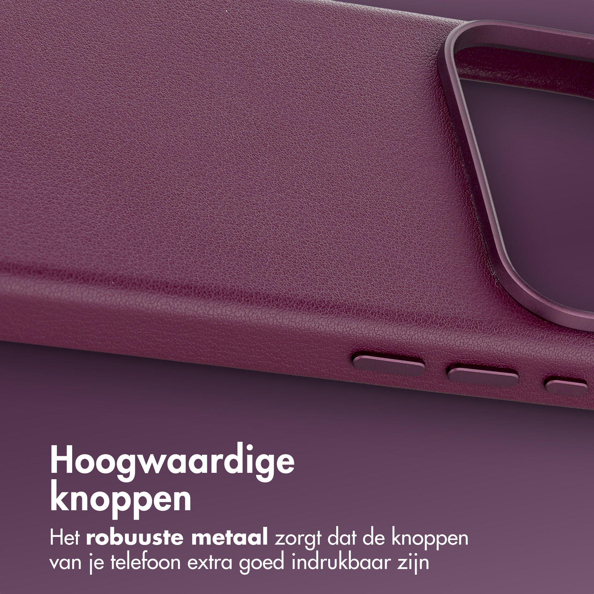Gros plan d'une coque de téléphone violet foncé avec des boutons métalliques et du texte en néerlandais.